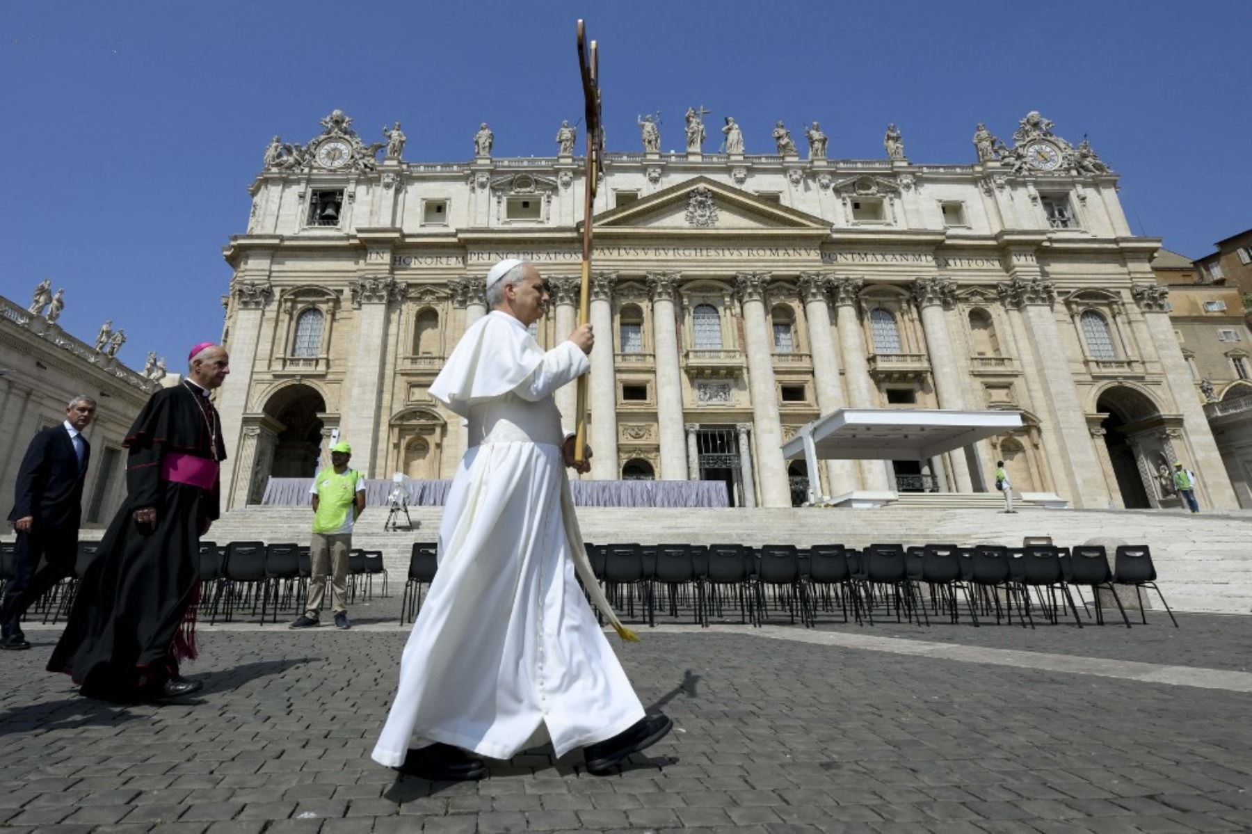 Esta fotografía de folleto tomada y publicada el 9 de junio de 2025, muestra al Papa León XIV sosteniendo un crucifijo mientras dirige la procesión desde el Aula Paolo VI (Sala de Audiencias de Pablo VI) en la Basílica de San Pedro antes de la Santa Misa como parte del Jubileo 2025 de la Santa Sede, en el Vaticano. (Foto de Francesco Sforza / VATICAN MEDIA / AFP)