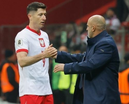 Robert Lewandowski no seguirá en la selección de Polonia mientras se mantenga el técnico Michał Probierz