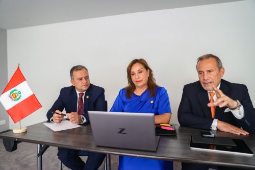 Presidenta Dina Boluarte sostuvo una reunión virtual de trabajo con el presidente del Consejo de Ministros y el ministro de Economía y Finanzas
