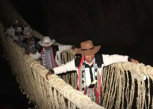 Siguiendo su tradición ancestral, pobladores de seis comunidades quechuas del distrito de Quehue (Cusco) culminaron con la reconstrucción del puente Q