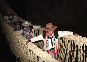 Siguiendo su tradición ancestral, pobladores de seis comunidades quechuas del distrito de Quehue (Cusco) culminaron con la reconstrucción del puente Q
