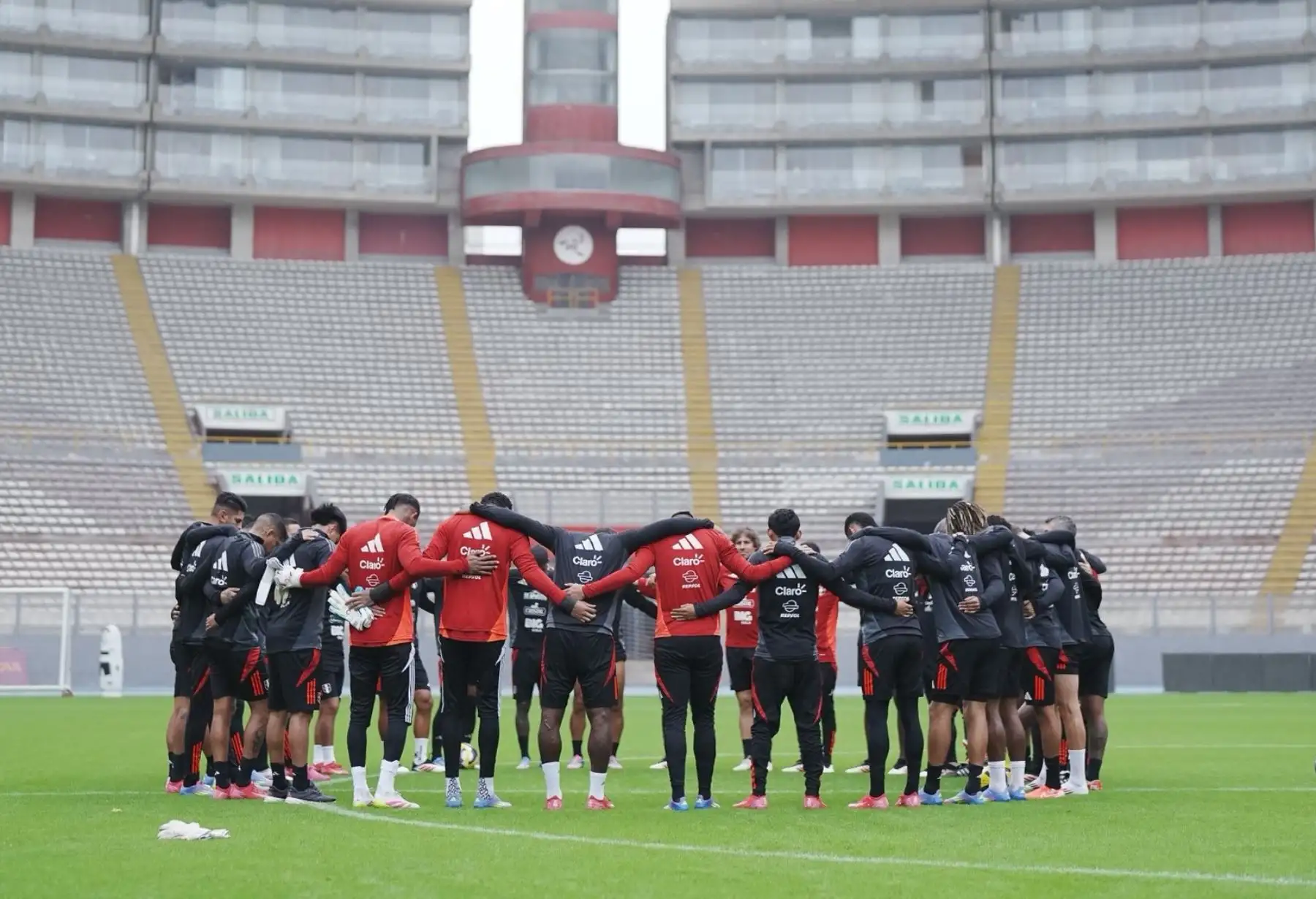 Selección peruana entrenó en el Estadio Nacional, donde el martes enfrentará a Ecuador en crucial partido