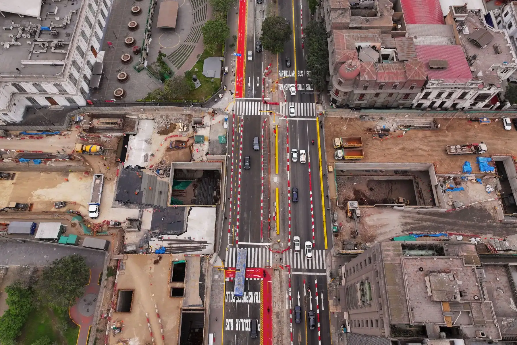 Así luce el tránsito vehicular, peatonal y de bicicletas en la Av. Garcilaso de la Vega, en el Cercado de Lima, tras reabrirse los 4 carriles que fueron acortados parcialmente durante 11 meses por motivo de las obras de construcción de una de las estaciones de la Línea 2 del Metro de Lima y Callao. Foto: ANDINA/Daniel Bracamonte