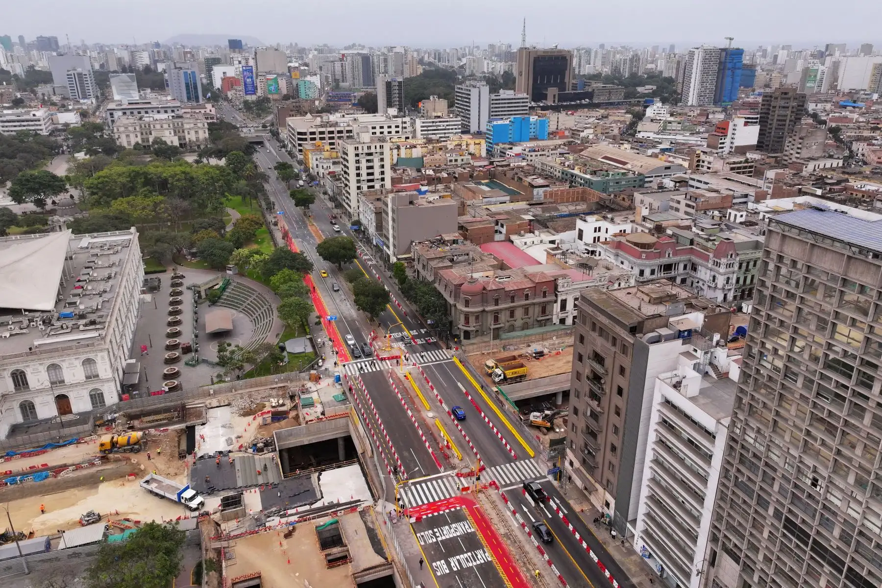 Así luce el tránsito vehicular, peatonal y de bicicletas en la Av. Garcilaso de la Vega, en el Cercado de Lima, tras reabrirse los 4 carriles que fueron acortados parcialmente durante 11 meses por motivo de las obras de construcción de una de las estaciones de la Línea 2 del Metro de Lima y Callao. Foto: ANDINA/Daniel Bracamonte