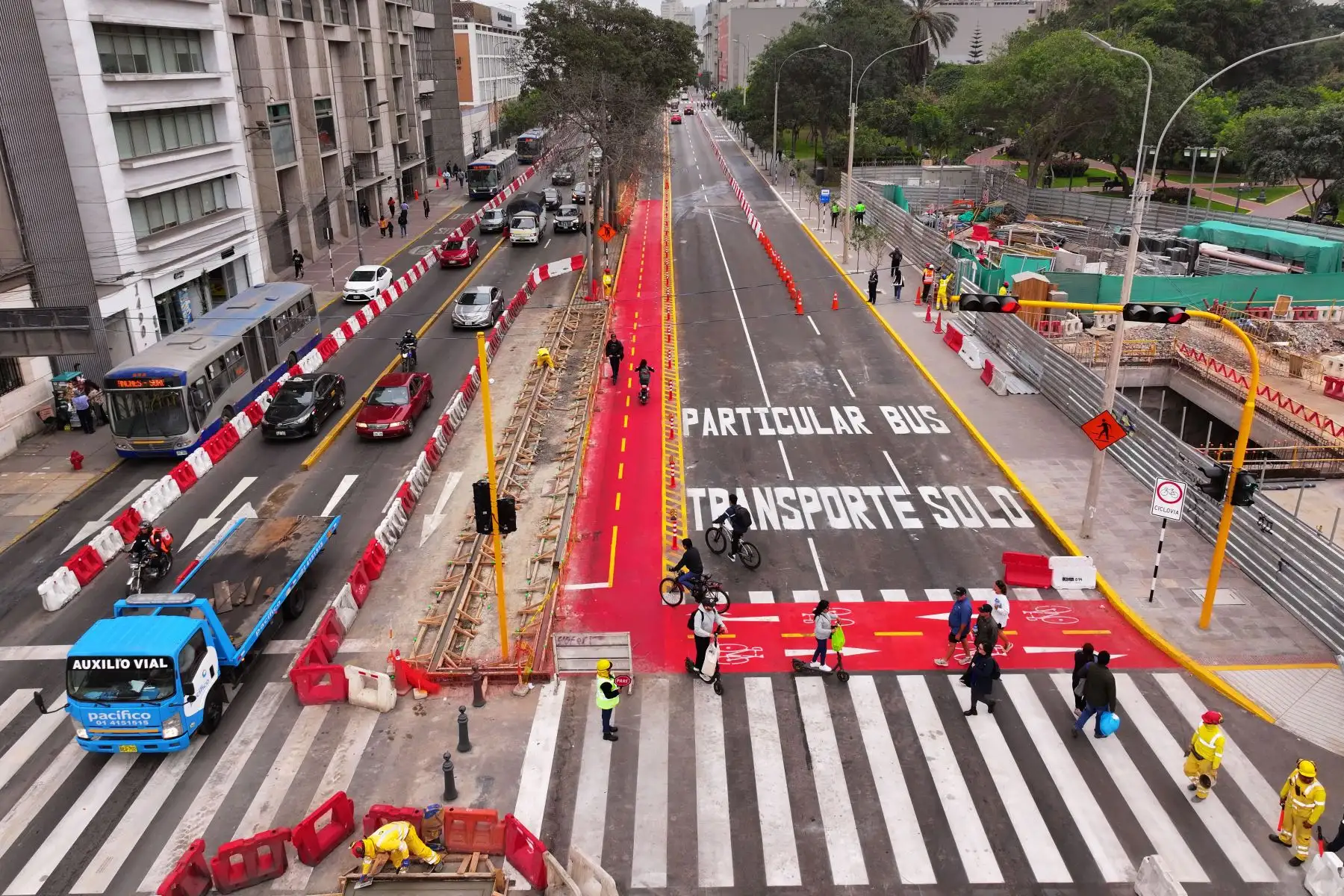 Así luce el tránsito vehicular, peatonal y de bicicletas en la Av. Garcilaso de la Vega, en el Cercado de Lima, tras reabrirse los 4 carriles que fueron acortados parcialmente durante 11 meses por motivo de las obras de construcción de una de las estaciones de la Línea 2 del Metro de Lima y Callao. Foto: ANDINA/Daniel Bracamonte