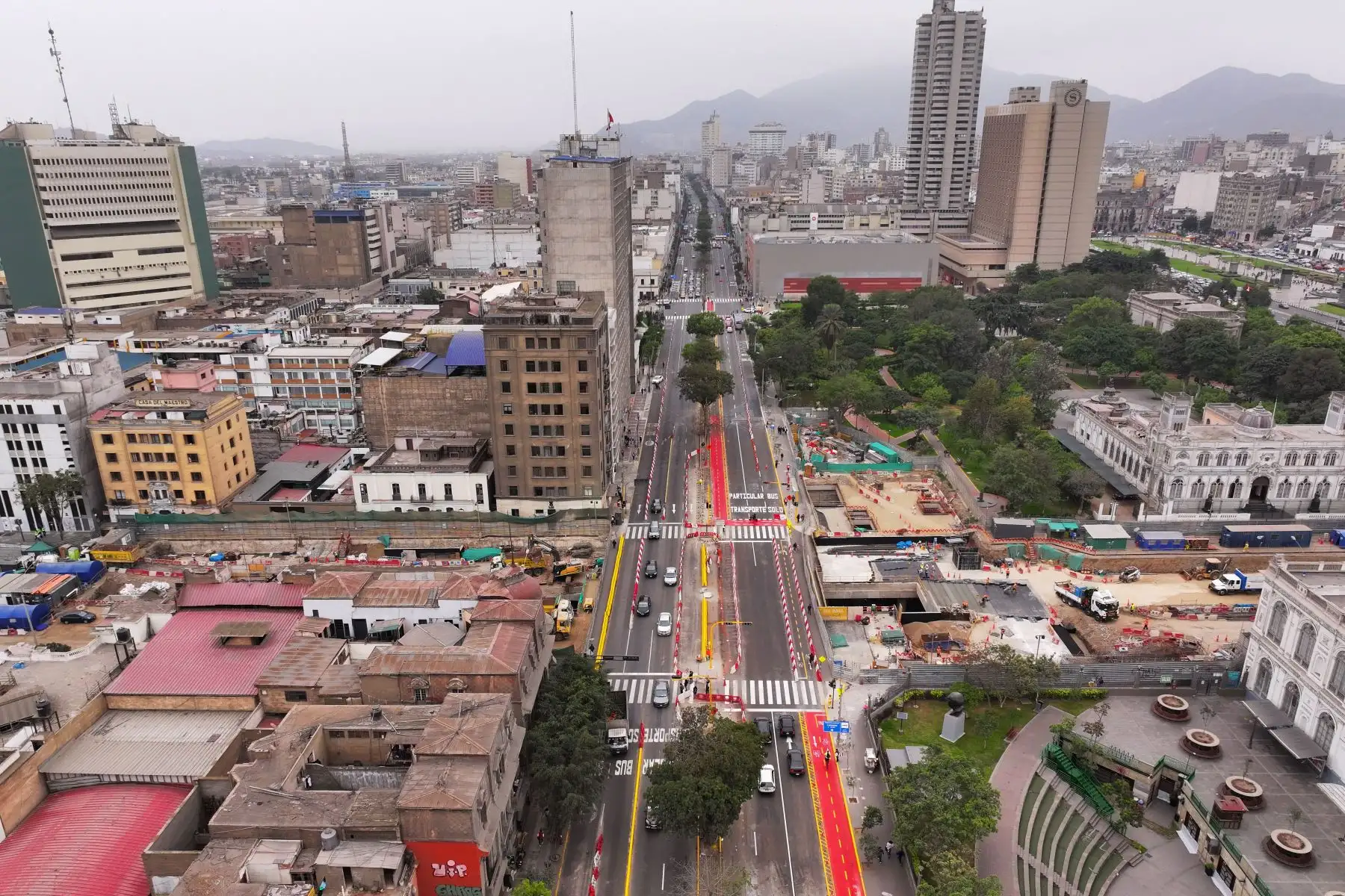 Así luce el tránsito vehicular, peatonal y de bicicletas en la Av. Garcilaso de la Vega, en el Cercado de Lima, tras reabrirse los 4 carriles que fueron acortados parcialmente durante 11 meses por motivo de las obras de construcción de una de las estaciones de la Línea 2 del Metro de Lima y Callao. Foto: ANDINA/Daniel Bracamonte