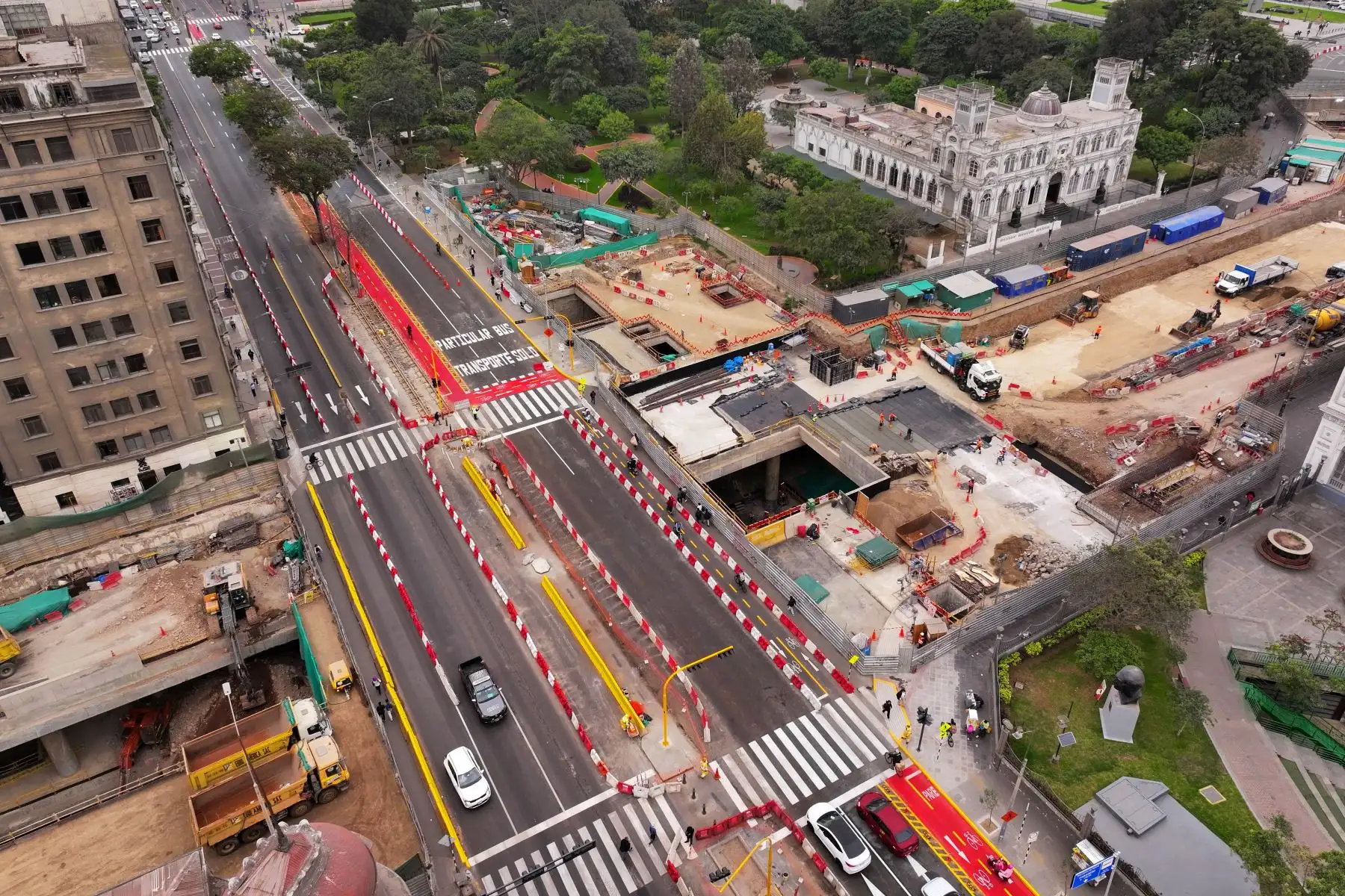 Así luce el tránsito vehicular, peatonal y de bicicletas en la Av. Garcilaso de la Vega, en el Cercado de Lima, tras reabrirse los 4 carriles que fueron acortados parcialmente durante 11 meses por motivo de las obras de construcción de una de las estaciones de la Línea 2 del Metro de Lima y Callao. Foto: ANDINA/Daniel Bracamonte