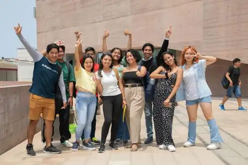 El Gobierno de la presidenta Dina Boluarte, a través del Ministerio de Educación (Minedu), destinó un presupuesto récord de S/1450 millones para becas en 2025, beneficiando a más de 25 000 jóvenes en todo el país. Foto: Difusión