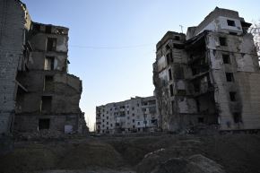 Foto tomada en Borodyanka (noviembre de 2024) muestra edificios residenciales destruidos, en medio de bombardeos sobre Ucrania. Foto: AFP