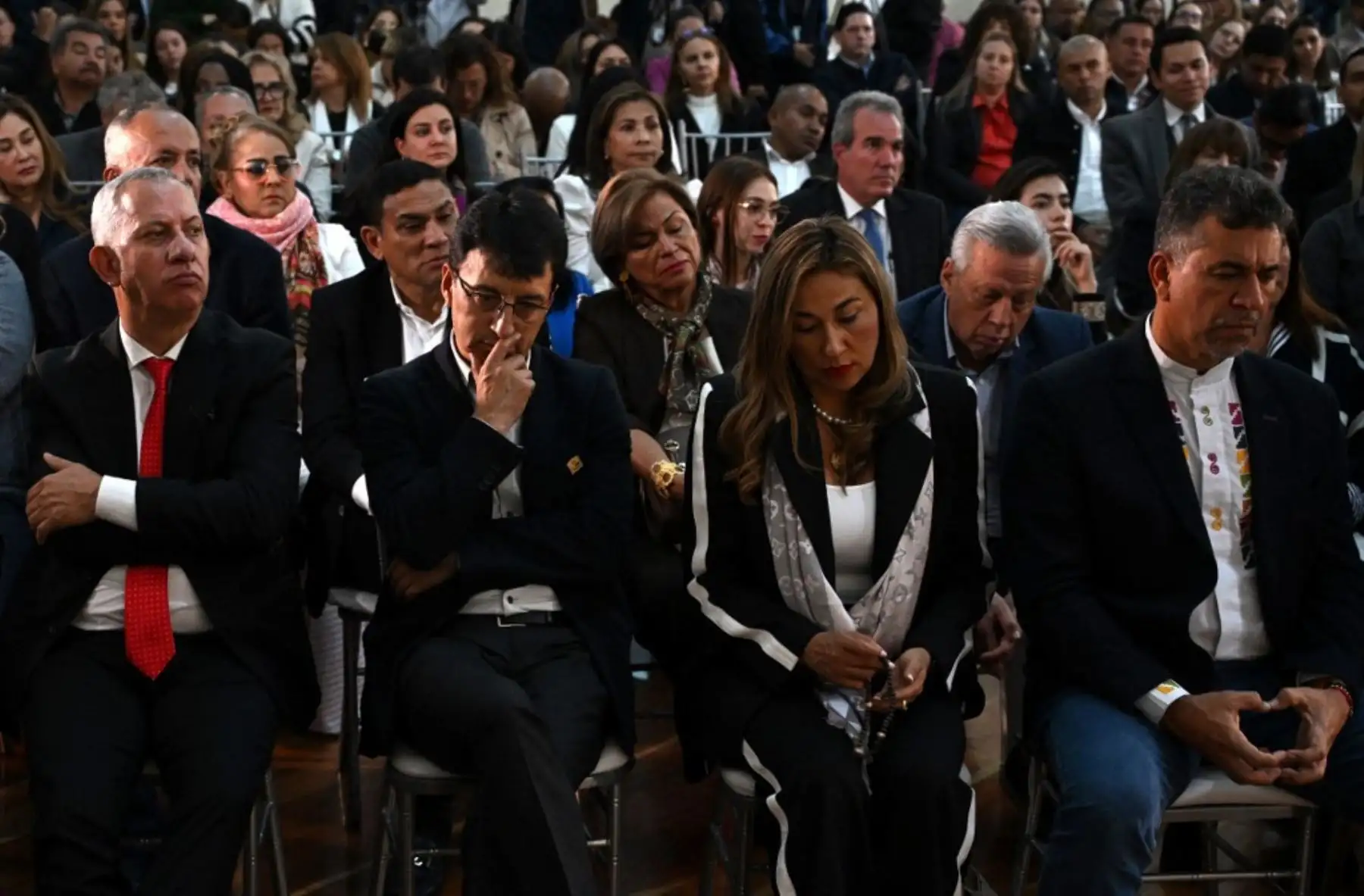 Legisladores asisten a una misa para orar por la salud del senador y candidato presidencial colombiano Miguel Uribe en el Congreso de Bogotá el 9 de junio de 2025. Miguel Uribe, de 39 años, recibió un disparo a quemarropa de un presunto sicario de 15 años mientras hacía campaña el sábado pasado. Foto: AFP