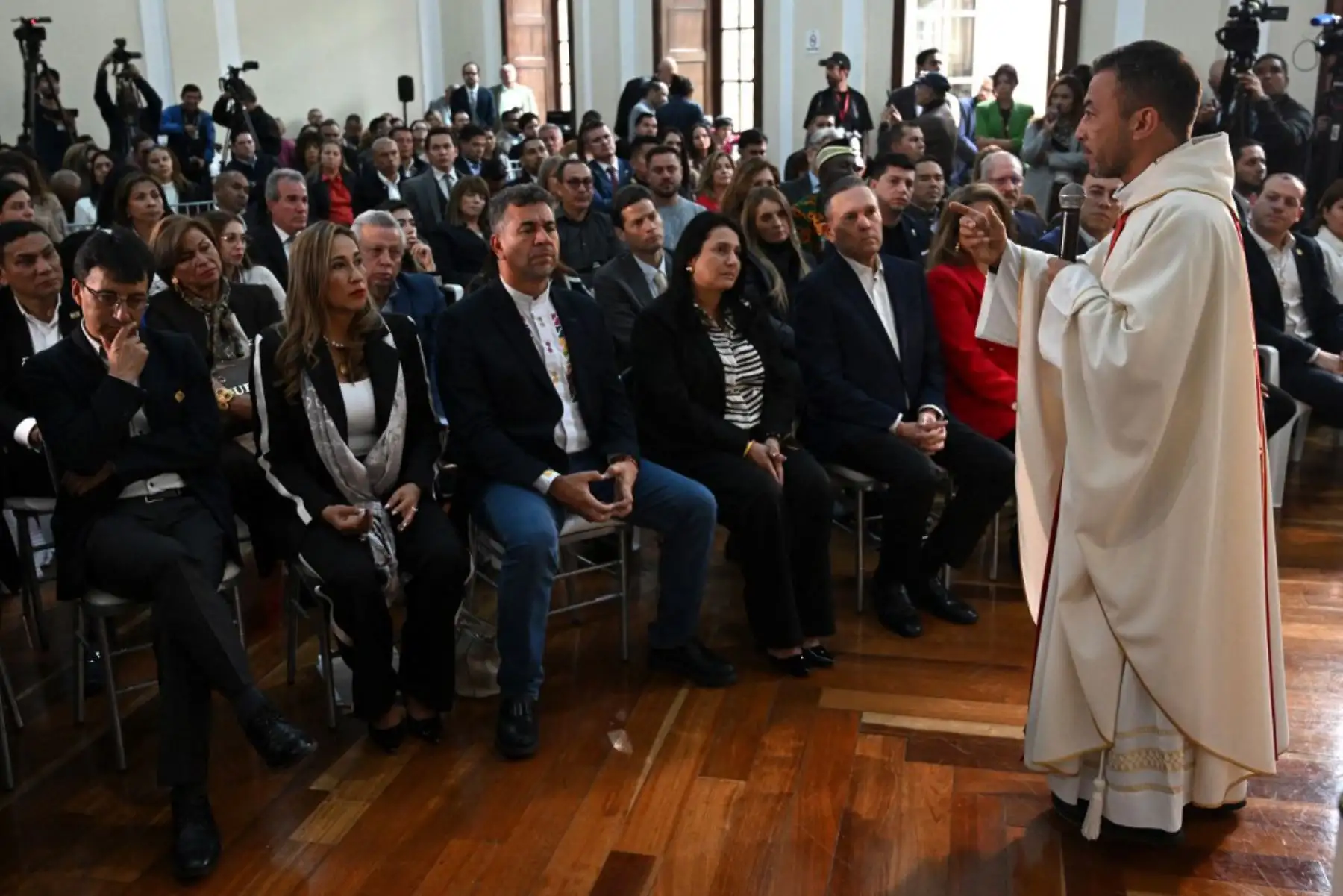 Legisladores asisten a una misa para orar por la salud del senador y candidato presidencial colombiano Miguel Uribe en el Congreso de Bogotá el 9 de junio de 2025. Miguel Uribe, de 39 años, recibió un disparo a quemarropa de un presunto sicario de 15 años mientras hacía campaña el sábado pasado. Foto: AFP