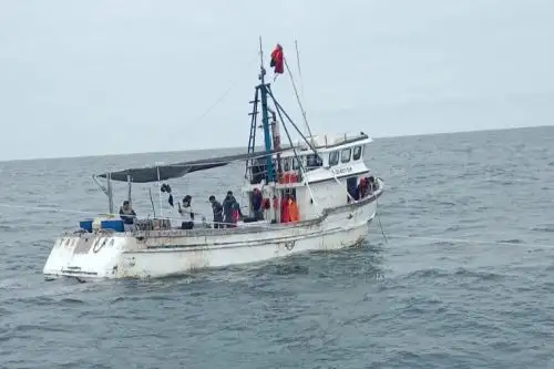 Gracias a la intervención oportuna de la Marina de Guerra del Perú, diez pescadores fueron rescatados esta tarde a 50 millas de la costa de Pisco. Foto: Mindef