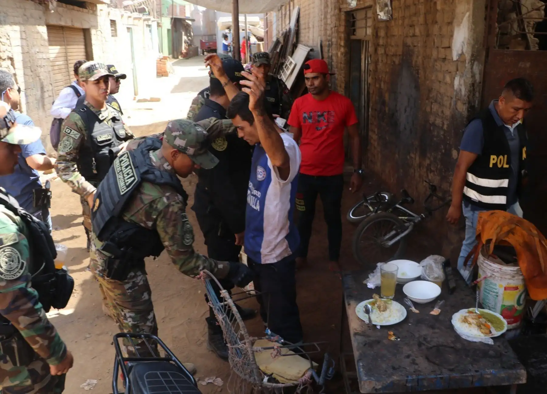 La Policía Nacional resaltó que los índices de inseguridad ciudadana en Trujillo disminuyen gracias al trabajo policial. El número de homicidios disminuyó en 24 %; así como los casos de robo (41.8 %), robo de vehículos (-56.4 %), entre otros. ANDINA/Difusión