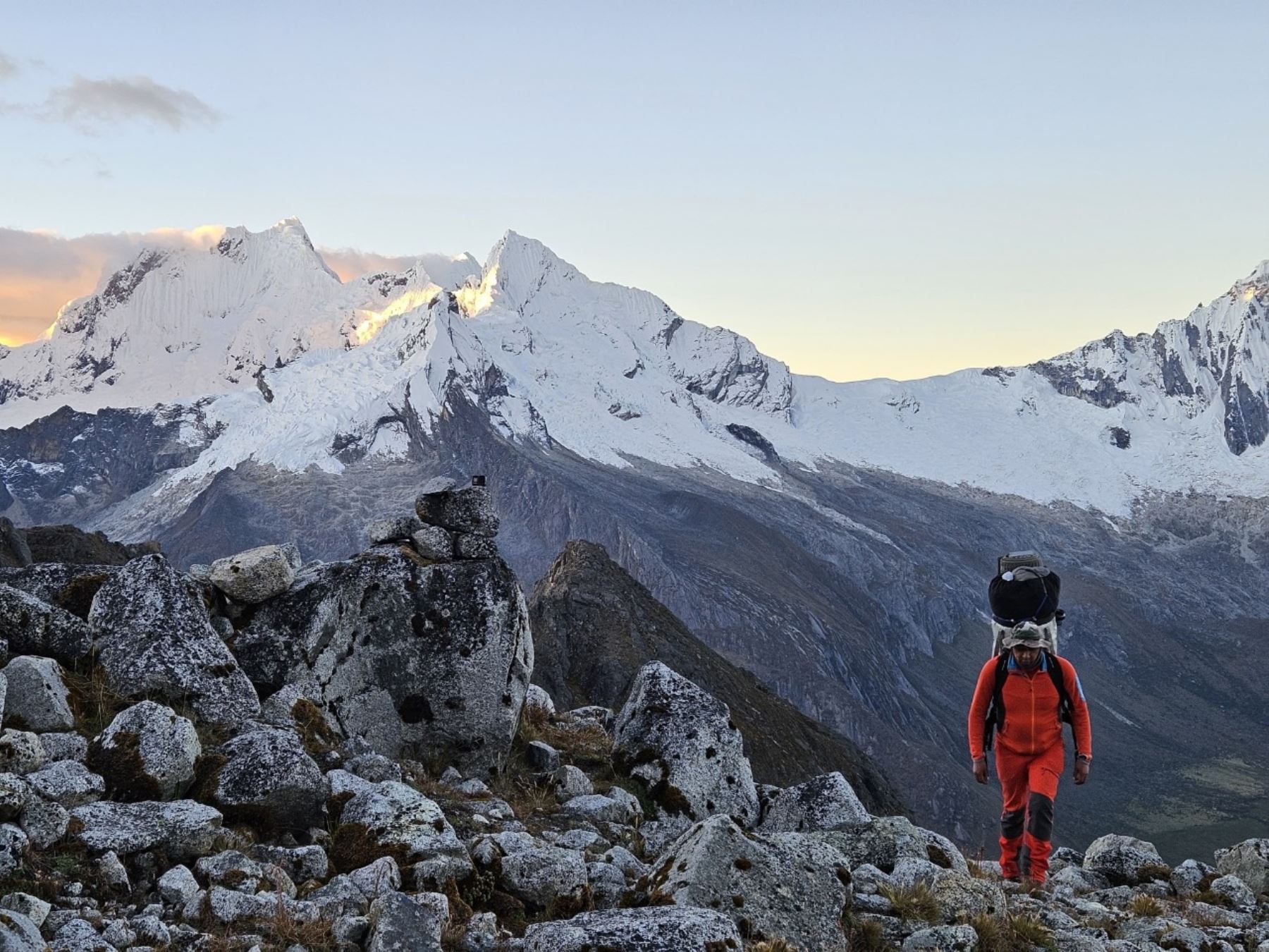 Montañistas extranjeros se suman a la búsqueda de los tres jóvenes desaparecidos desde el 29 de mayo cuando escalaban el nevado Artesonraju, en la Cordillera Blanca, región Áncash. ANDINA/Difusión