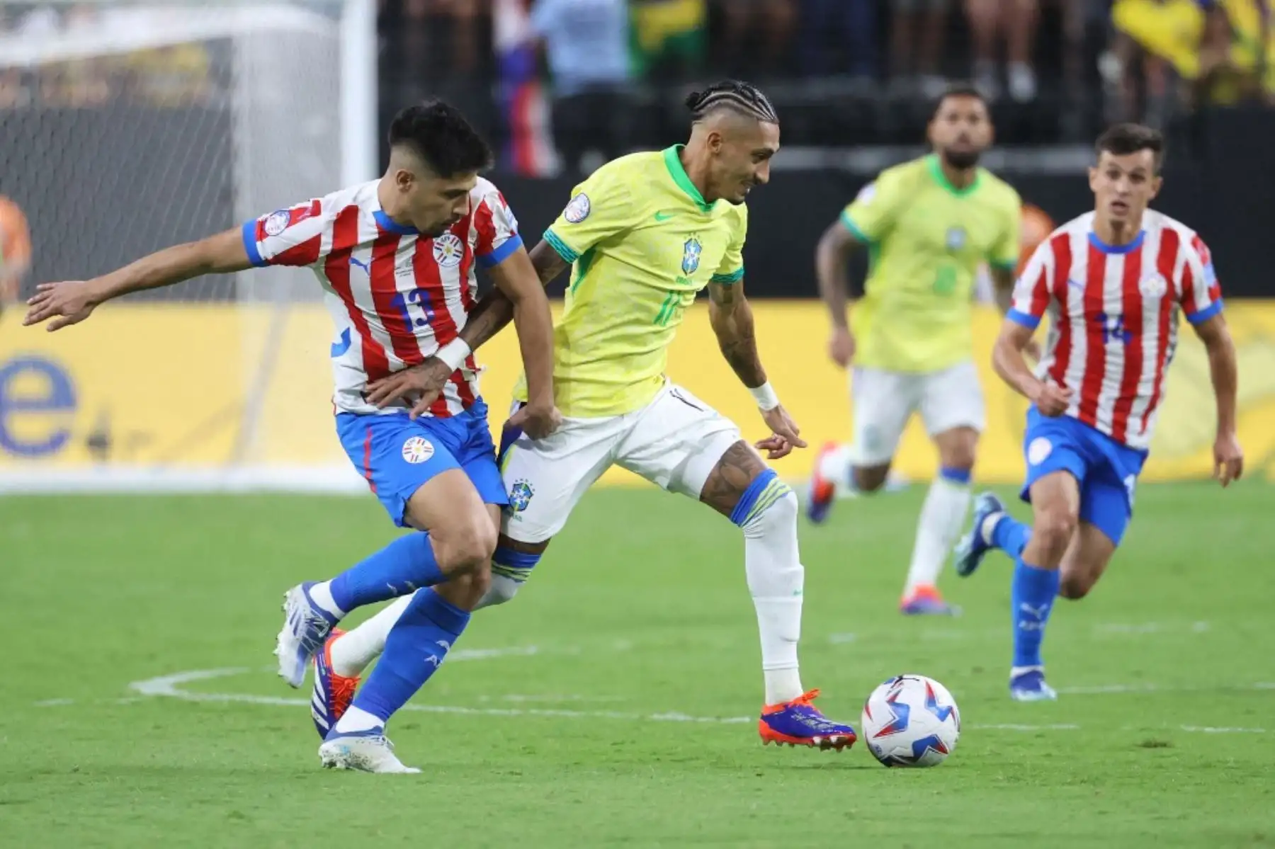 Raphinha volverá a la oncena titular de Brasil tras cumplir suspensión