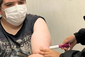 El medicamento se administra por vía subcutánea y permite reducir los síntomas, mejorar la función pulmonar, disminuir la dependencia de medicamentos tradicionales y reducir el riesgo de crisis respiratorias graves. Con este enfoque, se busca no solo estabilizar la condición del paciente, sino también brindarle la posibilidad de retomar una vida más activa y con menos limitaciones.