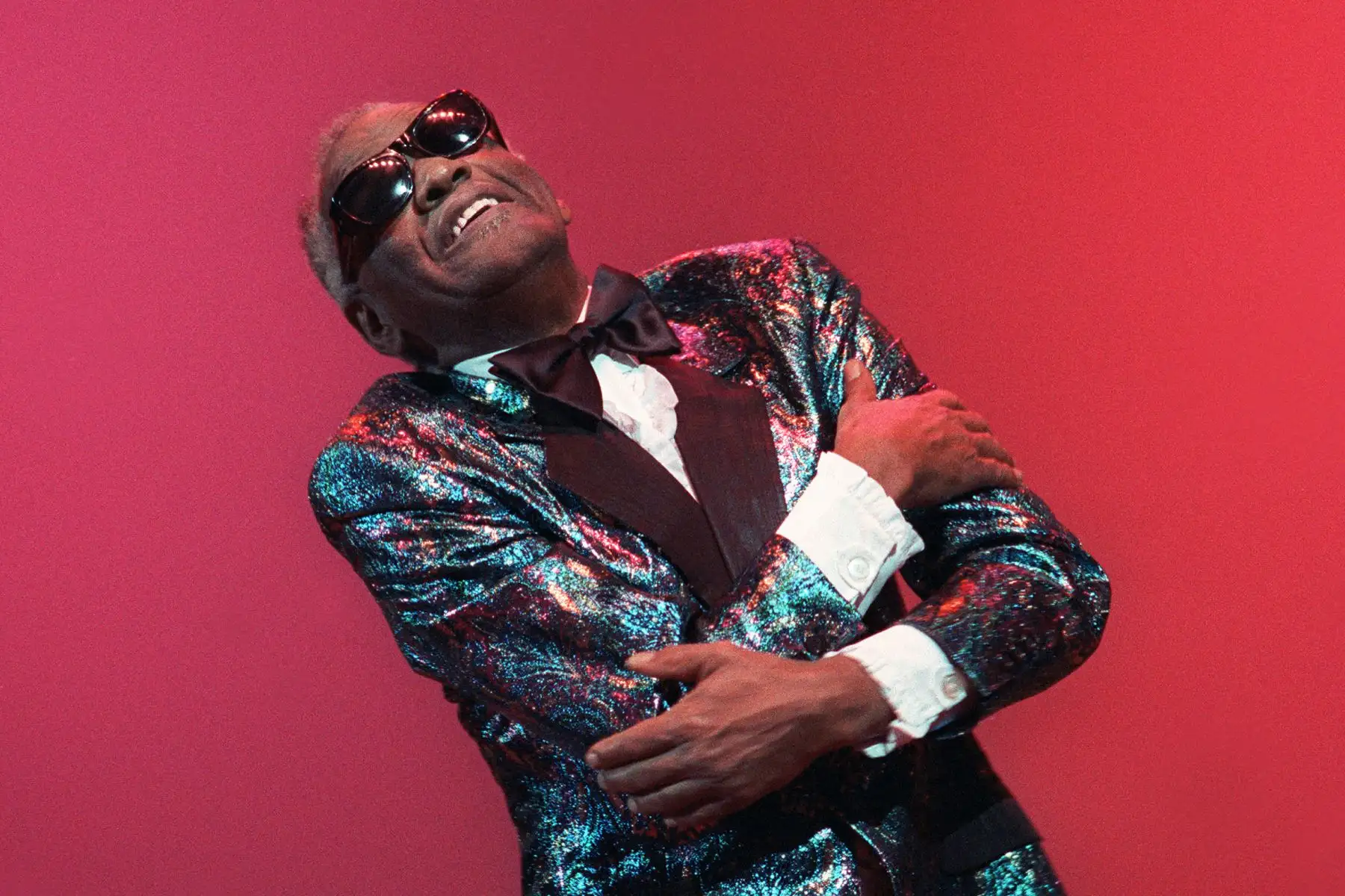Pionero de la música soul por la combinación del blues, rhythm and blues y el góspel, Charles contribuyó a la integración de diferentes músicas durante los años cincuenta y sesenta con sus exitosas producciones. AFP