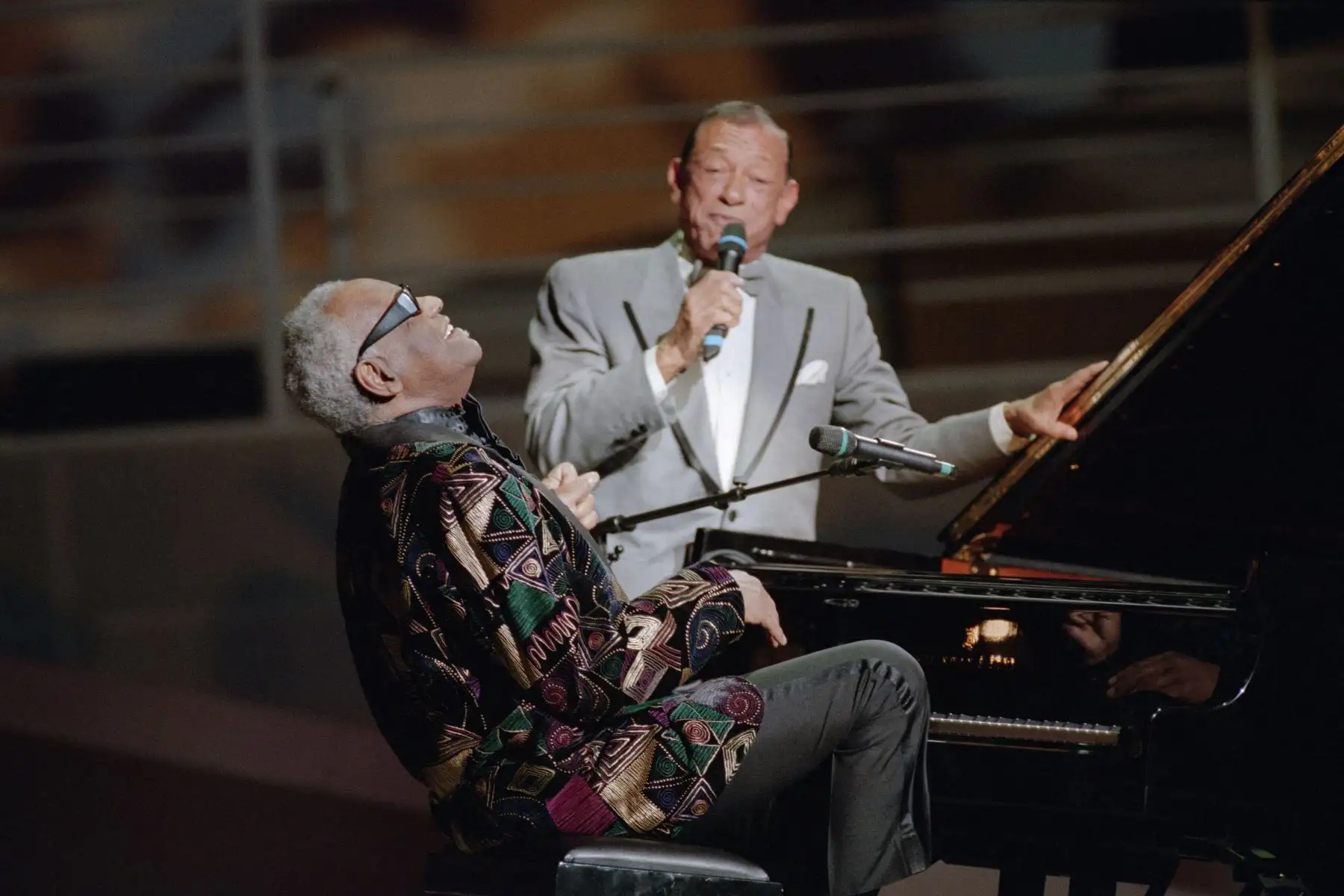 El cantante francés Henri Salvador y el músico de jazz estadounidense Ray Charles actúan en el escenario durante la 11ª edición de las Victoires de la Musique, la ceremonia anual de premios a la música francesa, el 12 de febrero de 1996, en el Palacio de Congresos de París. AFP