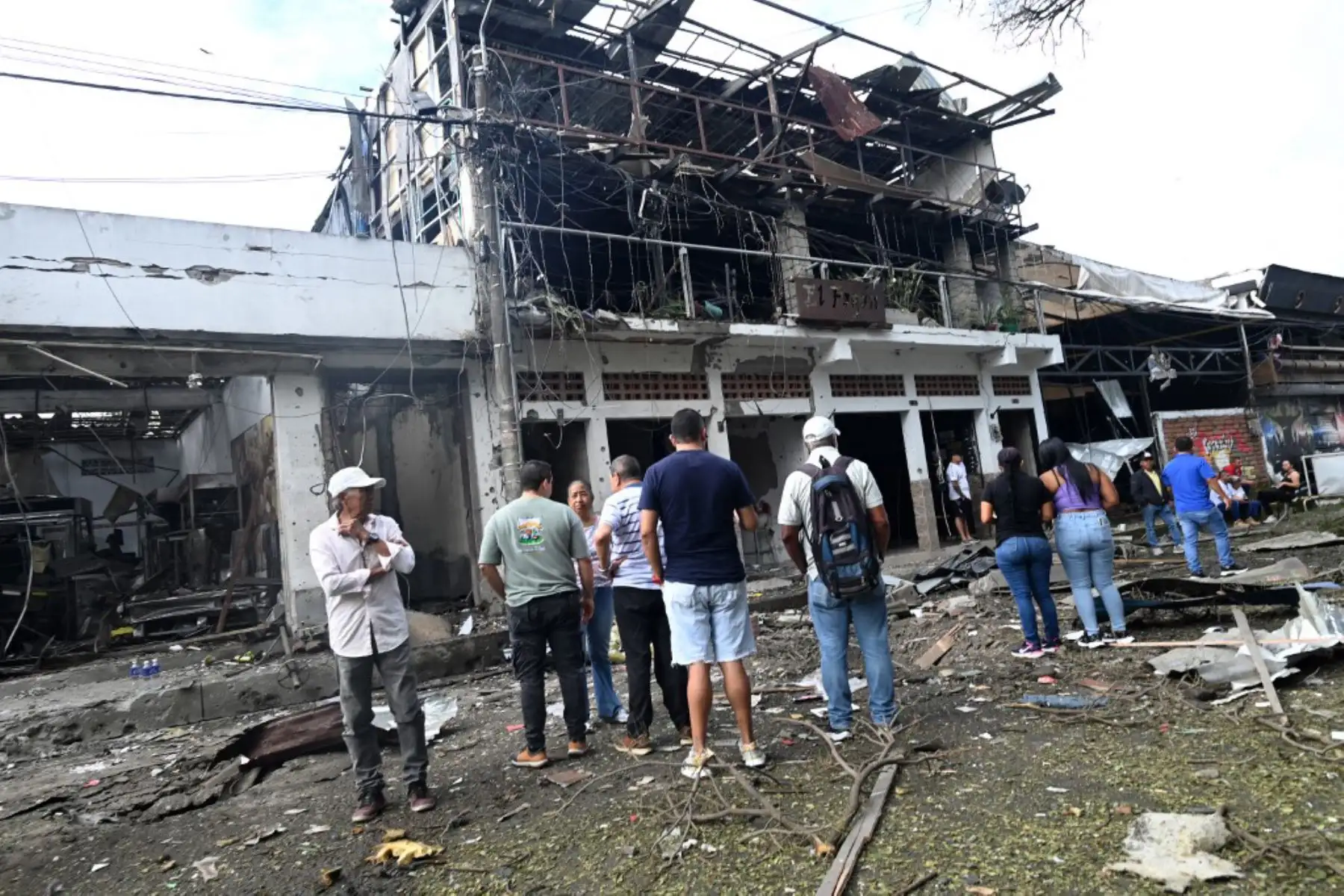 El primer atentado ocurrió frente a la Secretaría de Tránsito de El Bordo, cerca de la vía Panamericana que conecta a este departamento con Nariño, mientras que la segunda explosión tuvo lugar en la localidad de Corinto y causó daños materiales a viviendas, establecimientos materiales y un puesto policial. Foto: AFP