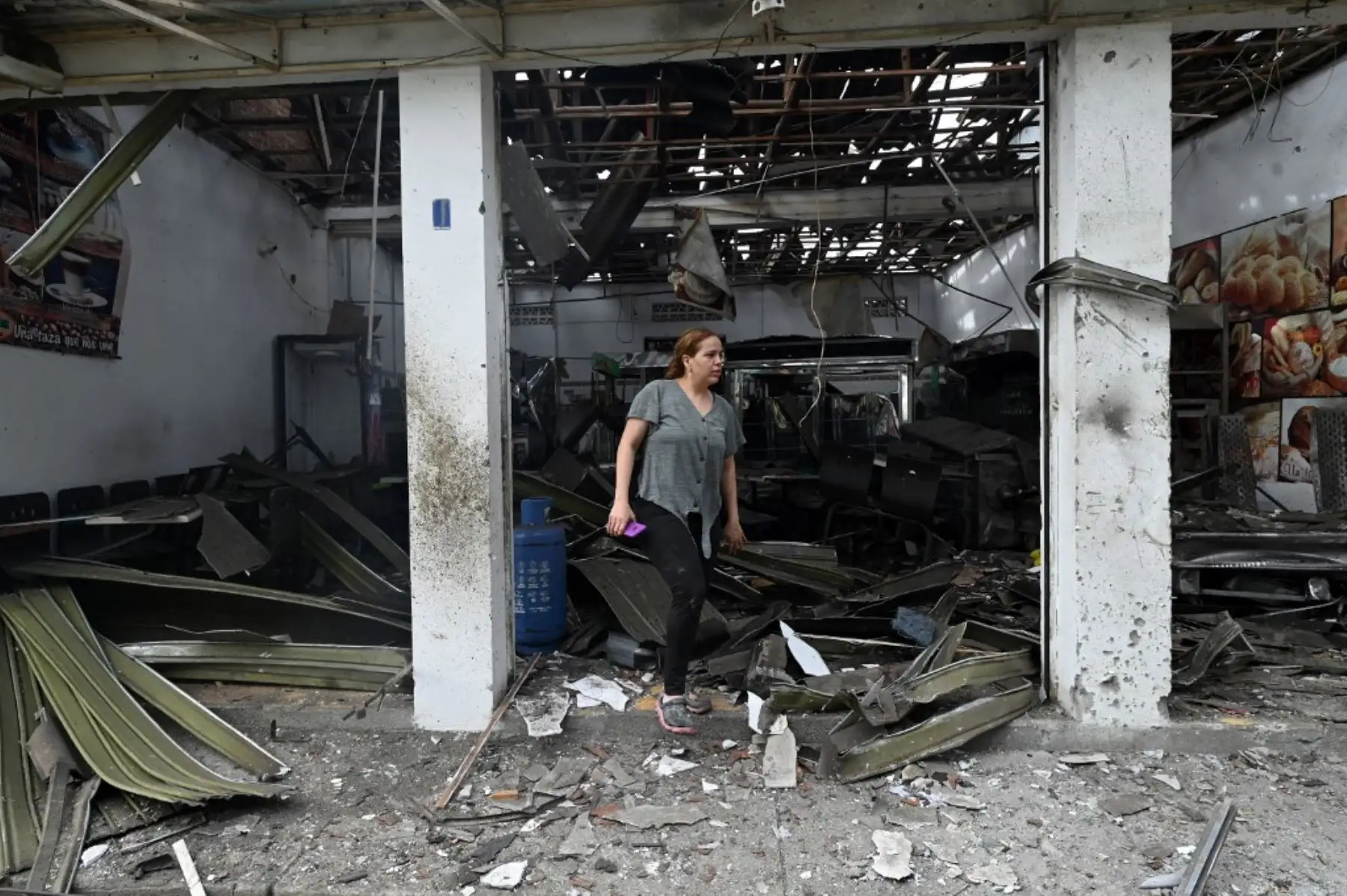 El primer atentado ocurrió frente a la Secretaría de Tránsito de El Bordo, cerca de la vía Panamericana que conecta a este departamento con Nariño, mientras que la segunda explosión tuvo lugar en la localidad de Corinto y causó daños materiales a viviendas, establecimientos materiales y un puesto policial. Foto: AFP