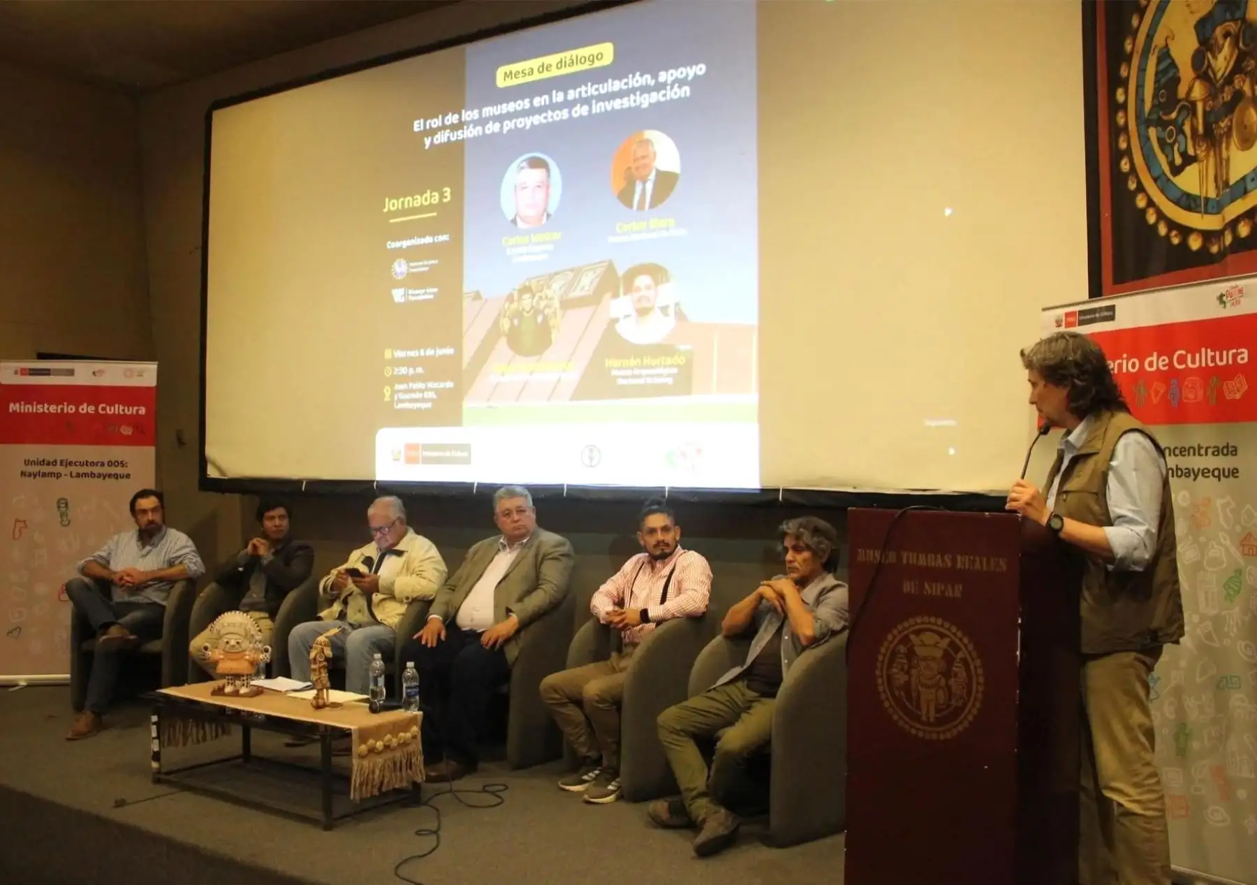 Arqueólogos y gestores culturales se reunieron en el Museo Tumbas Reales de Sipán para analizar los desafíos y oportunidades que enfrentan los museos de Lambayeque al trabajar en proyectos de investigación. ANDINA/Difusión