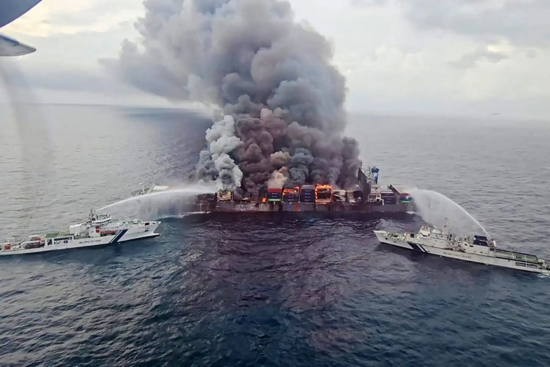 Esta fotografía, tomada y difundida por la Guardia Costera de la India (ICG), muestra una columna de humo proveniente del buque portacontenedores MV Wan Hai 503, con bandera de Singapur, que se incendió a 78 millas náuticas del puerto de Beypore, en el estado indio de Kerala.  
Foto: AFP