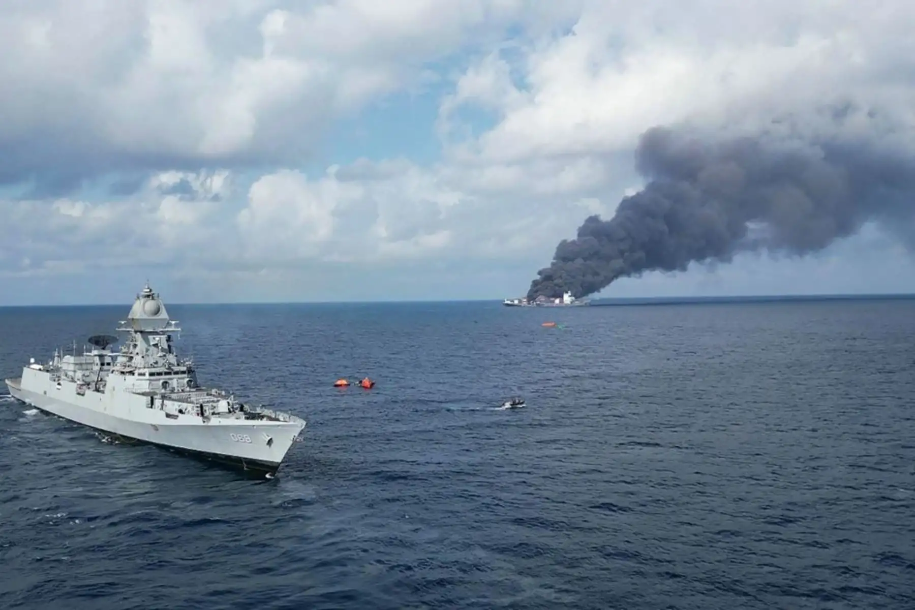 Esta fotografía, tomada y difundida por la Guardia Costera de la India (ICG), muestra una columna de humo proveniente del buque portacontenedores MV Wan Hai 503, con bandera de Singapur, que se incendió a 78 millas náuticas del puerto de Beypore, en el estado indio de Kerala.  
Foto: AFP