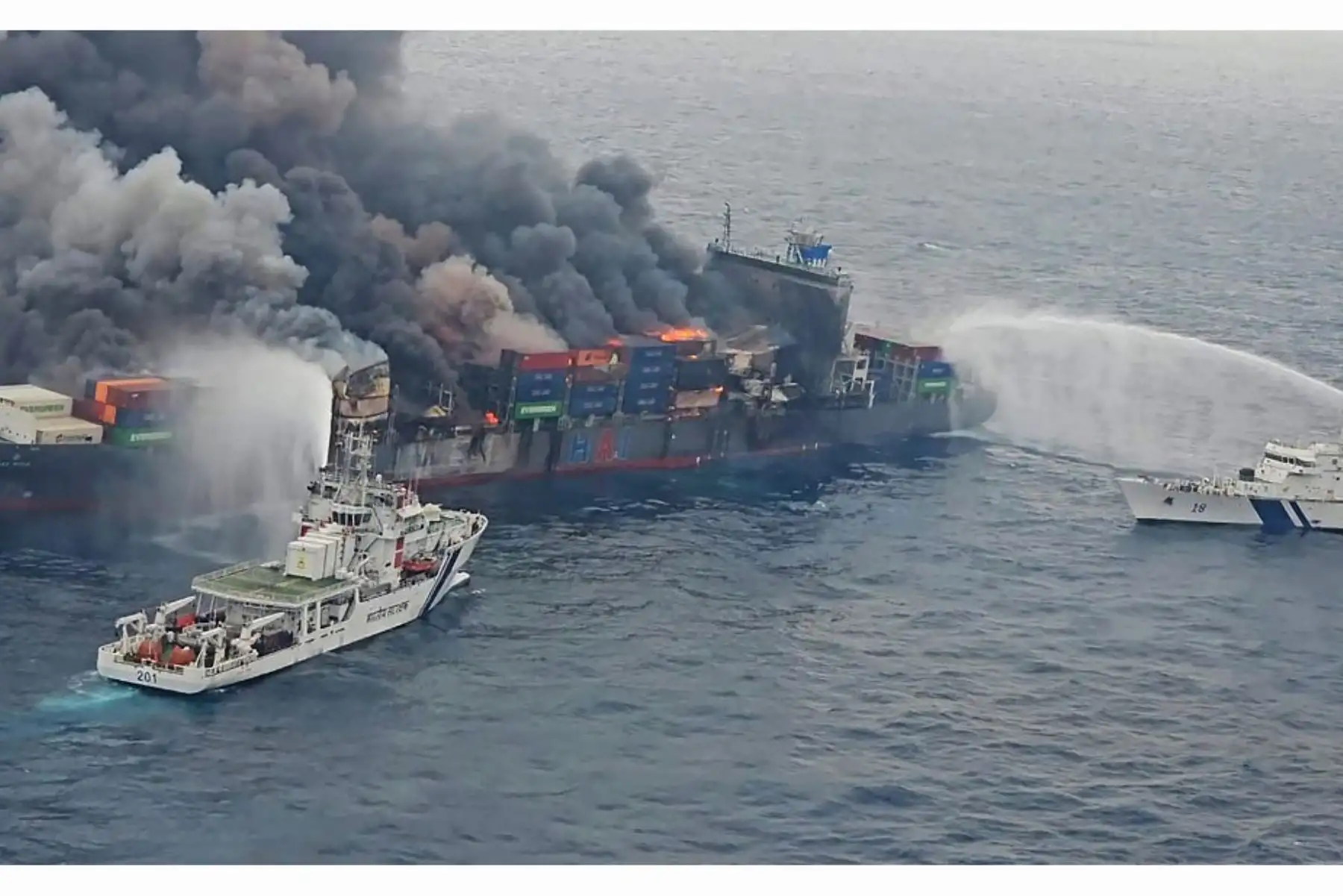 Esta fotografía, tomada y difundida por la Guardia Costera de la India (ICG), muestra una columna de humo proveniente del buque portacontenedores MV Wan Hai 503, con bandera de Singapur, que se incendió a 78 millas náuticas del puerto de Beypore, en el estado indio de Kerala.  
Foto: AFP