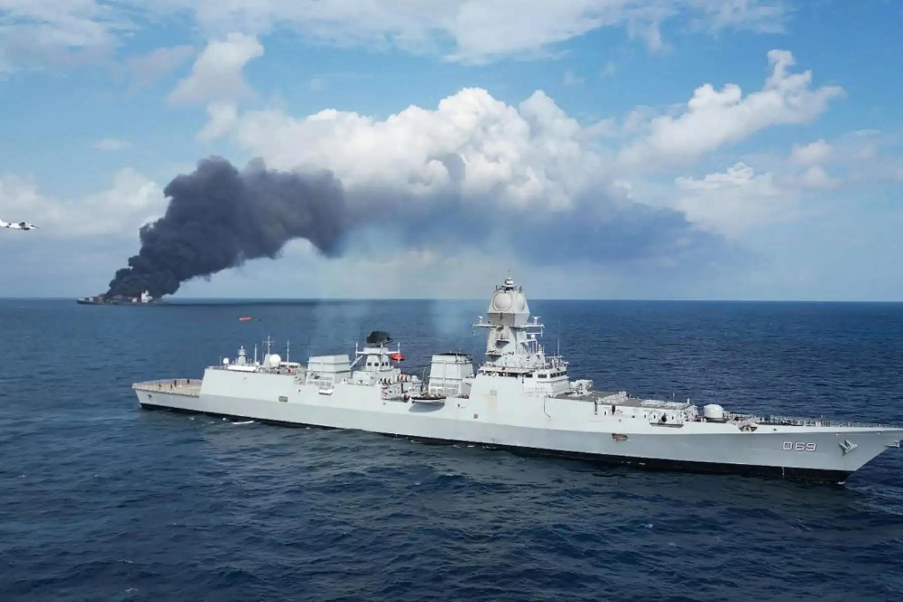 Esta fotografía, tomada y difundida por la Guardia Costera de la India (ICG), muestra una columna de humo proveniente del buque portacontenedores MV Wan Hai 503, con bandera de Singapur, que se incendió a 78 millas náuticas del puerto de Beypore, en el estado indio de Kerala.  
Foto: AFP