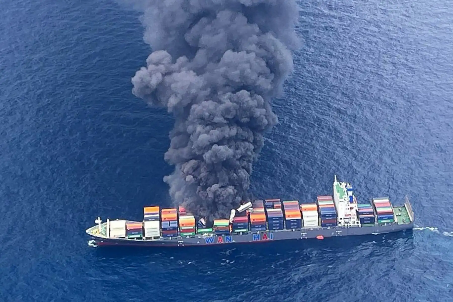 Esta fotografía, tomada y difundida por la Guardia Costera de la India (ICG), muestra una columna de humo proveniente del buque portacontenedores MV Wan Hai 503, con bandera de Singapur, que se incendió a 78 millas náuticas del puerto de Beypore, en el estado indio de Kerala.  
Foto: AFP