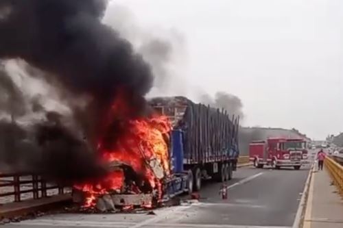 os camiones tráiler se incendiaron esta mañana en la carretera Panamericana Norte, a la altura del puente Pativilca. Los conductores lograron salvar la vida de milagro. Captura TV