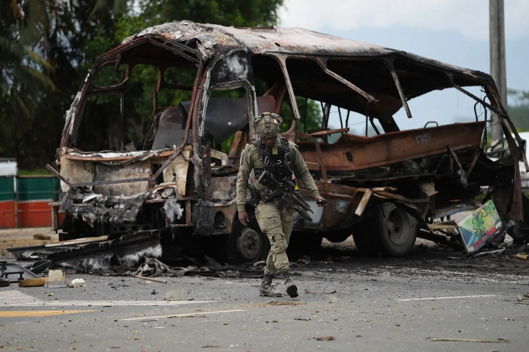Un integrante de las Fuerzas Armadas camina junto a los escombros de un autobus ocasionados por una explosión ocurrida este martes, después del peaje de Villa Rica (Colombia). Al menos dos personas muertas y 36 heridas dejaron este martes tres explosiones de bombas dirigidas contra puestos policiales de la ciudad colombiana de Cali, capital del departamento de Valle del Cauca (suroeste), informaron las autoridades. Foto: EFE