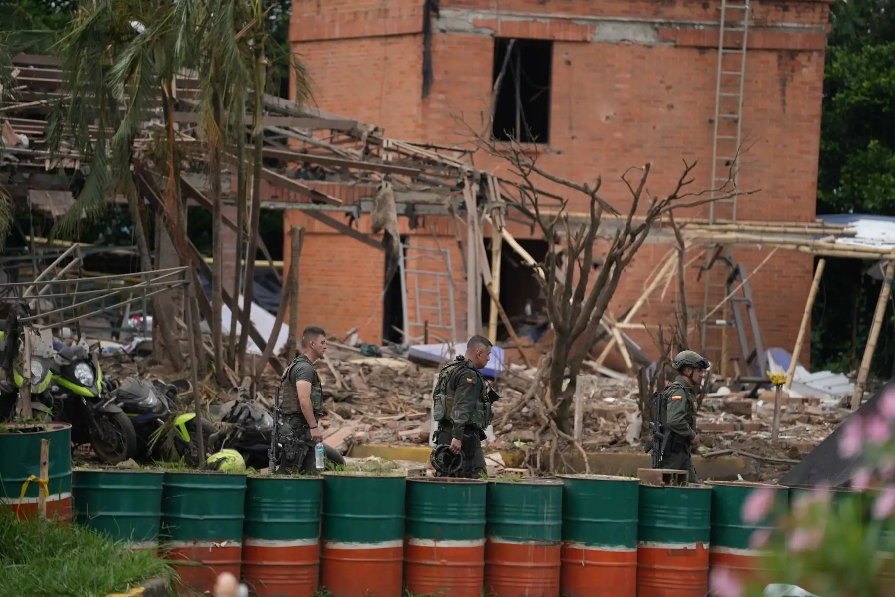 Integrantes de Fuerzas Armadas recorren el área donde ocurrió una explosión este martes, después del peaje de la población de Villa Rica en el departamento de Cauca (Colombia). Al menos dos personas muertas y 36 heridas dejaron tres explosiones de bombas dirigidas contra puestos policiales de la ciudad colombiana de Cali, capital del departamento de Valle del Cauca (suroeste), informaron las autoridades. Foto: EFE