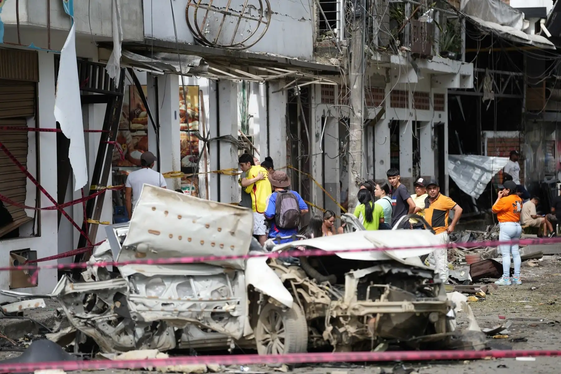 Al menos una persona muerta y varias heridas dejaron sendas explosiones de bombas dirigidas contra puestos policiales en la ciudad colombiana de Cali, capital del departamento de Valle del Cauca (suroeste), informaron las autoridades. Foto: EFE