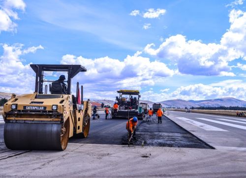 Para el domingo 22 de junio se esperan que culminen los trabajos de rehabilitación de la pista de aterrizaje del aeropuerto de Jauja con el que se podrá reanudar sus operaciones aerocomerciales. ANDINA/Difusión