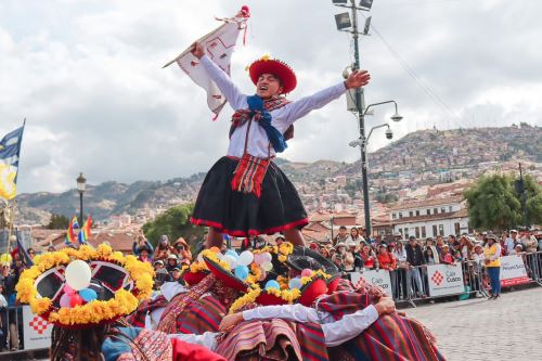 Con música y danzas típicas Cusco inicia las celebraciones por su mes jubilar