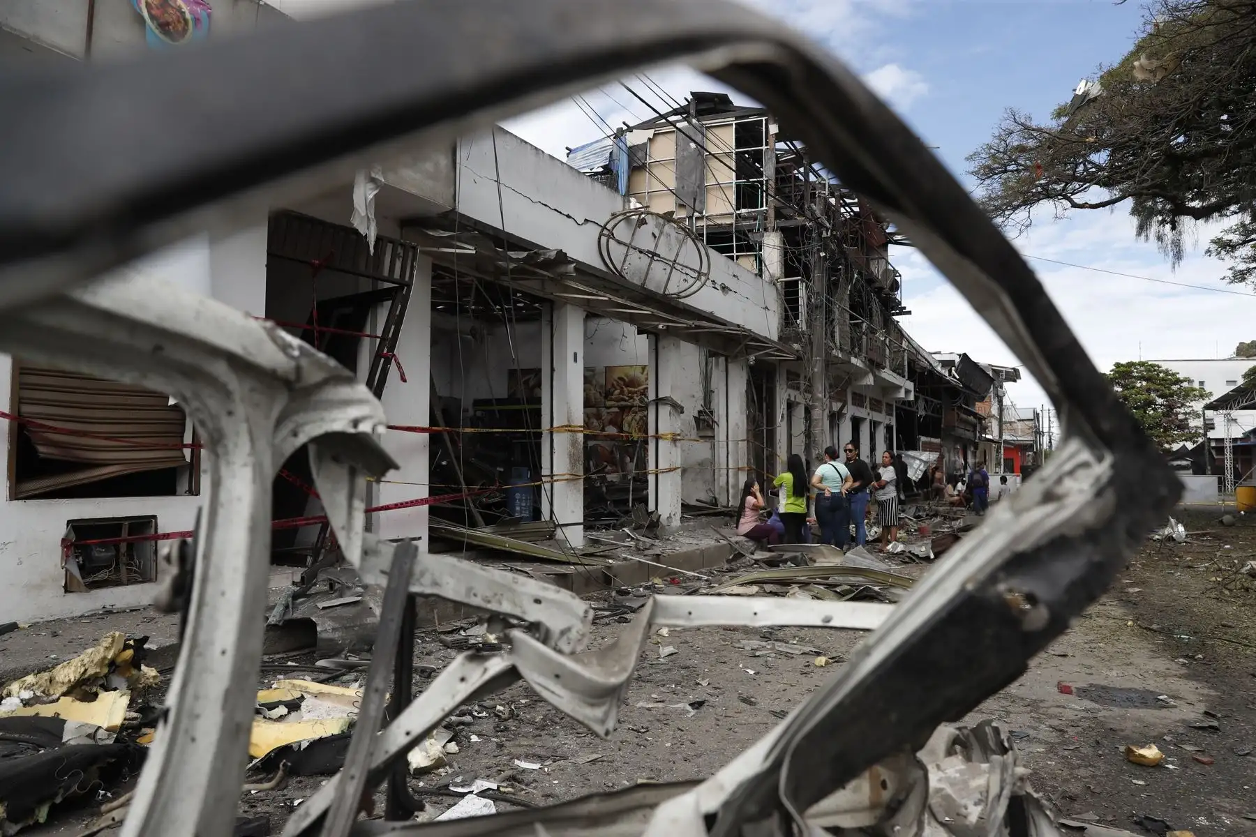 Escombros luego de una explosión este martes, en Corinto, Cauca (Colombia). Las explosiones de dos carros bomba que no dejaron víctimas alteraron el orden público en las primeras horas de este martes en el departamento colombiano del Cauca (oeste), según informaron las autoridades. Foto: EFE