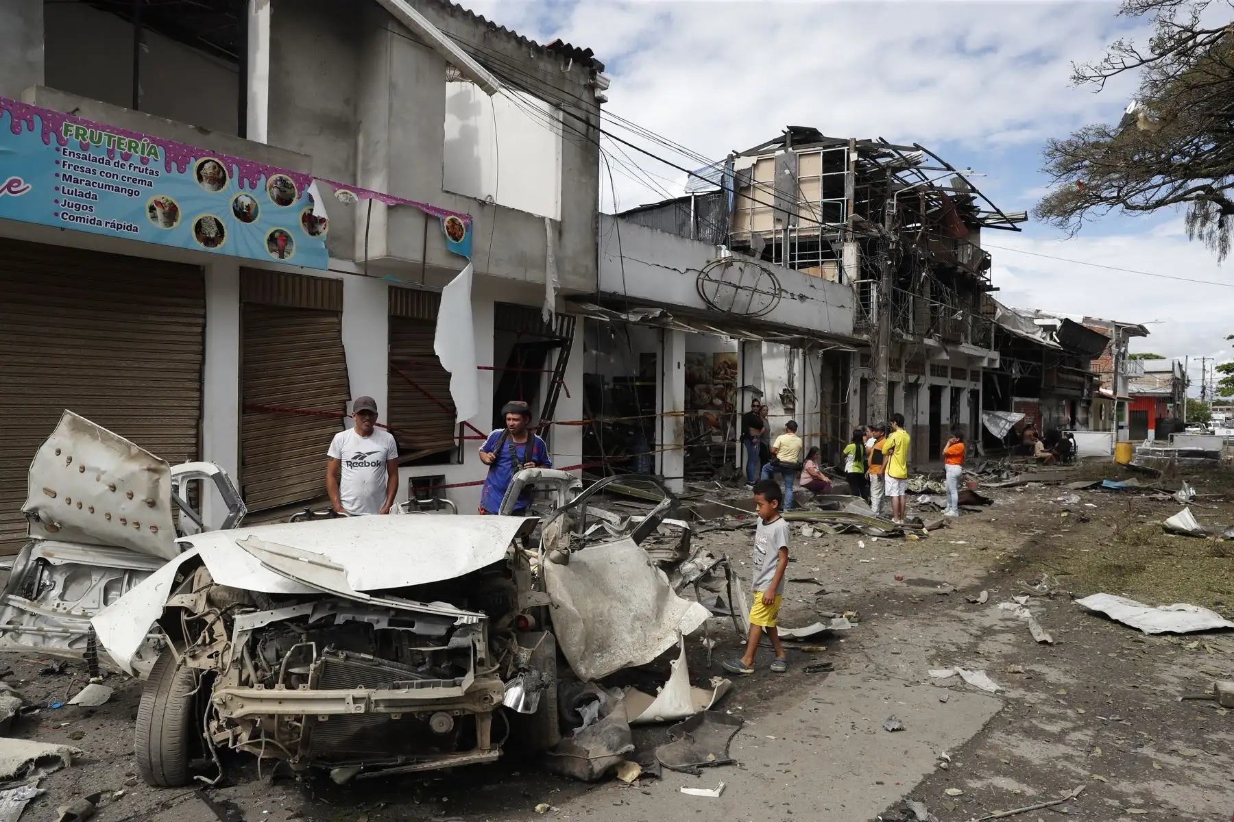 Escombros luego de una explosión este martes, en Corinto, Cauca (Colombia). Las explosiones de dos carros bomba que no dejaron víctimas alteraron el orden público en las primeras horas de este martes en el departamento colombiano del Cauca (oeste), según informaron las autoridades. Foto: EFE
