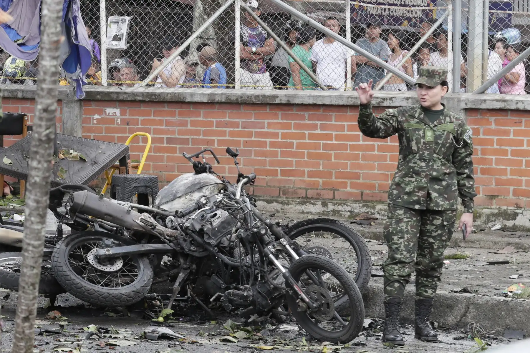 Una integrante del ejército camina al lado de los escombros ocasionados por un atentado ocurrido cerca a la estación de policía del barrio Meléndez este martes, al sur de Cali (Colombia). Foto: EFE