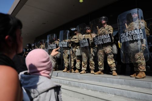 Manifestantes frente de la Guardia Nacional que protege un edificio federal en Los Ángeles, California. Foto: EFE.