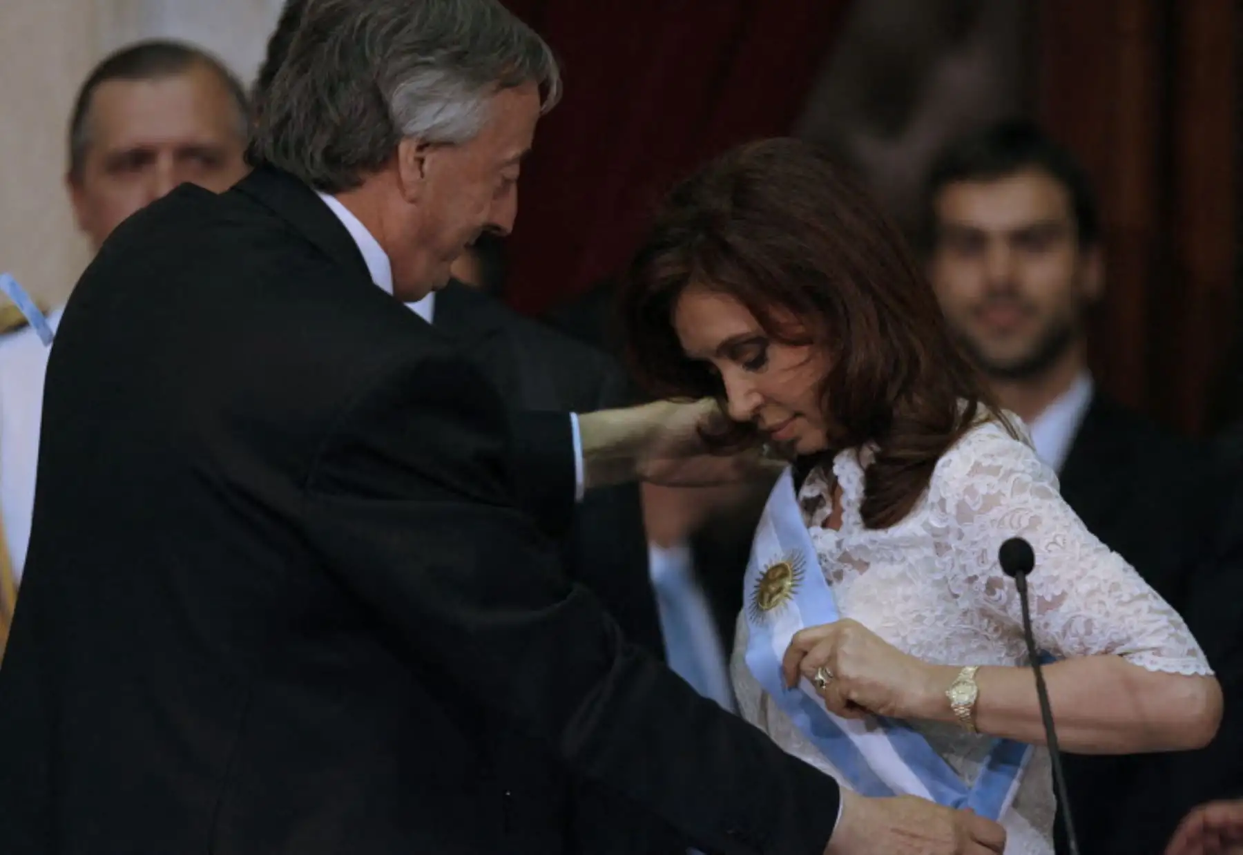 La exmandataria de centroizquierda (2007-2015), principal opositora del gobierno ultraliberal de Javier Milei, fue condenada en 2022 por corrupción por el pago de sobreprecios y adjudicaciones sospechosas de contratos para obras públicas en la provincia de Santa Cruz (sur) durante su presidencia. Foto: AFP
