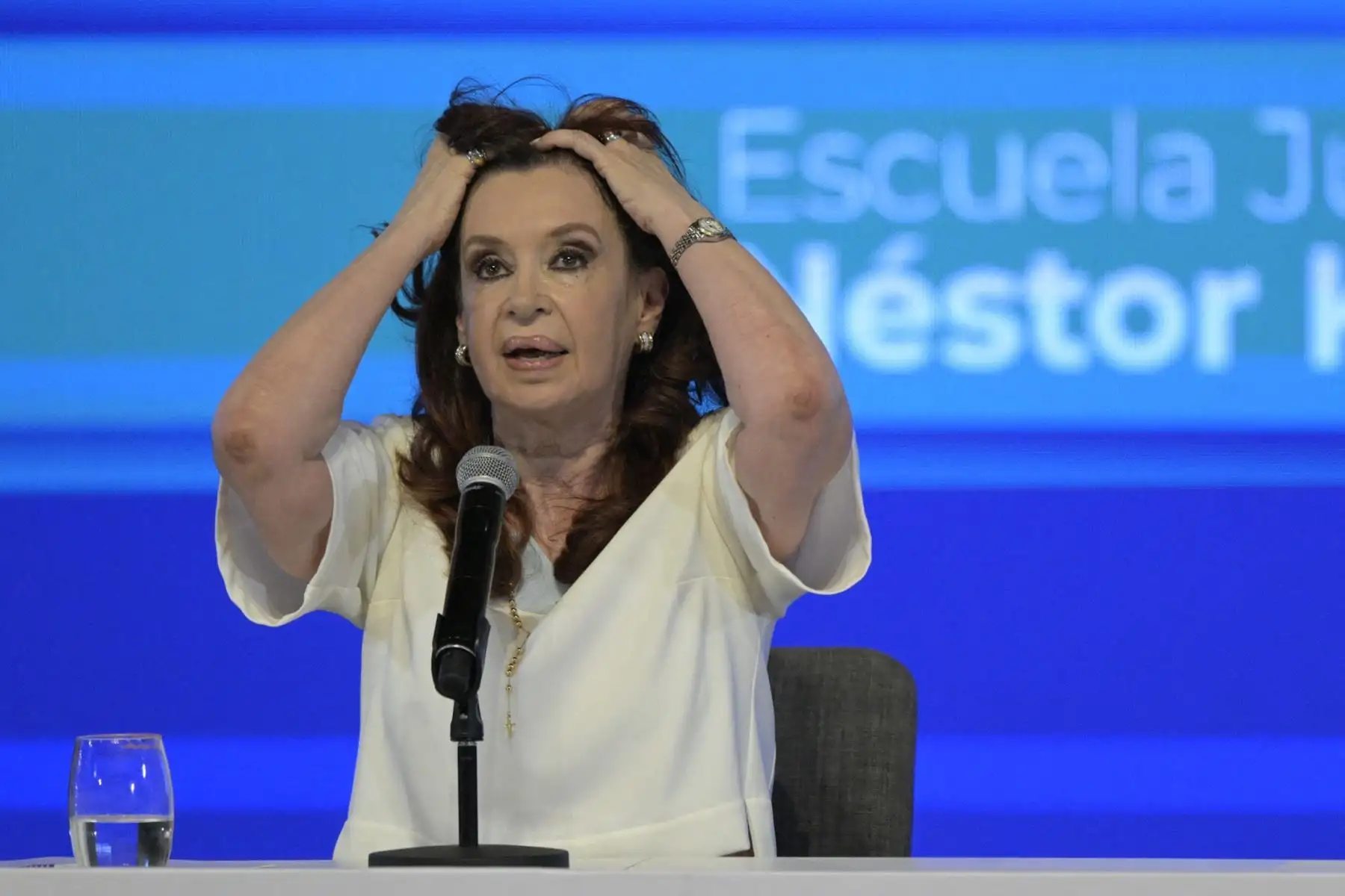 La Corte Suprema de Argentina confirmó en última instancia la condena a la expresidenta Cristina Kirchner a seis años de prisión e inhabilitación política perpetua por el delito de administración fraudulenta. El fallo desestima la apelación presentada por la defensa y ratifica las sentencias emitidas por los tribunales inferiores. Con esta decisión, la condena queda firme y cierra una de las causas judiciales más relevantes contra la exmandataria argentina. Foto: AFP