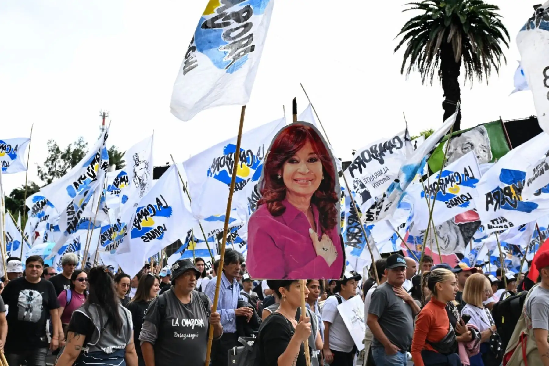 La decisión de la Corte la excluye ahora de todo cargo electivo y obliga a la oposición a replantear su estrategia electoral de cara a las legislativas nacionales de medio término que se realizarán en octubre. Foto: AFP