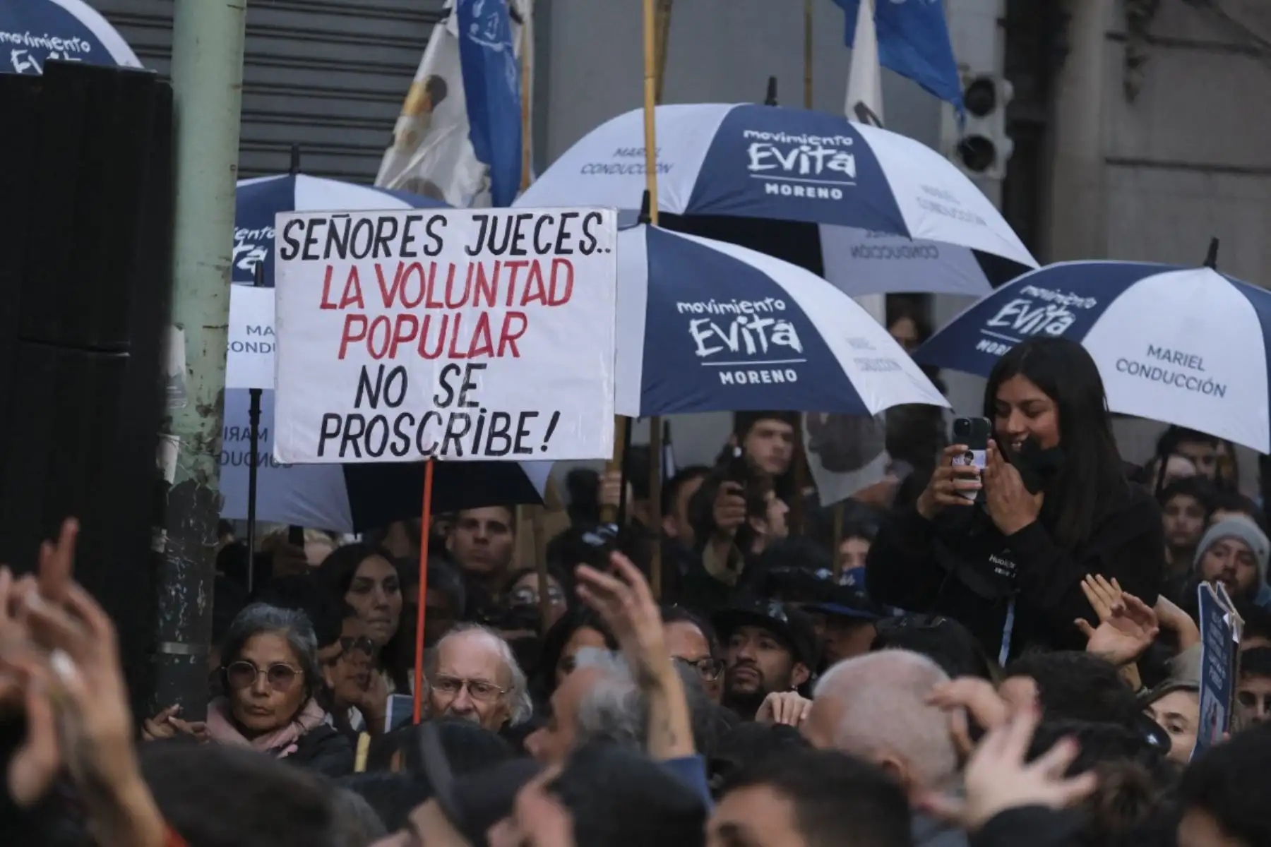 La Corte Suprema de Argentina confirmó en última instancia la condena a la expresidenta Cristina Kirchner a seis años de prisión e inhabilitación política perpetua por el delito de administración fraudulenta. El fallo desestima la apelación presentada por la defensa y ratifica las sentencias emitidas por los tribunales inferiores. Con esta decisión, la condena queda firme y cierra una de las causas judiciales más relevantes contra la exmandataria argentina. Foto: AFP