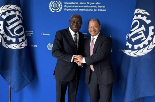 El director general de la OIT, Gilbert Houngbo, se reunió con el ministro de Trabajo y Promoción del Empleo, Daniel Maurate, en Suiza.. Foto: Cortesía.