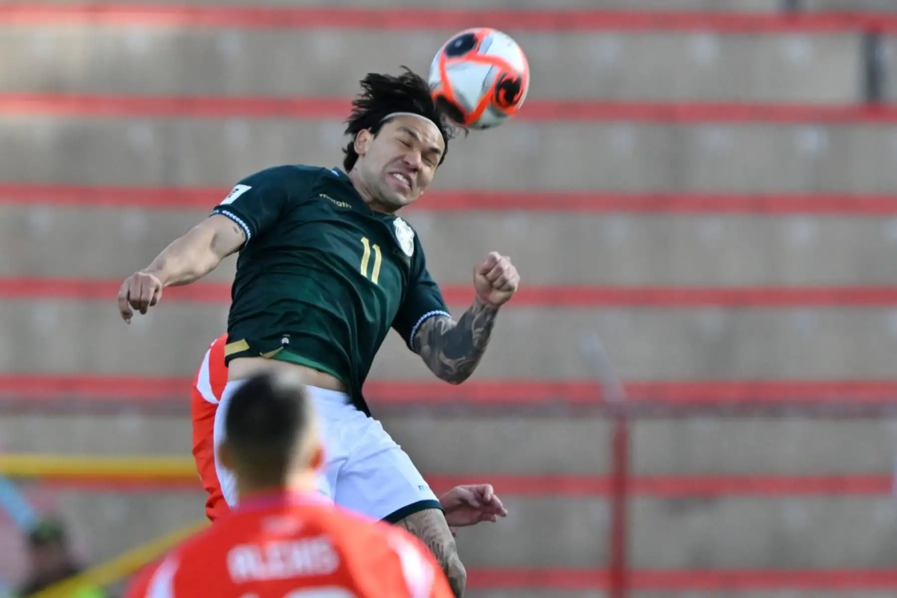 Bolivia supera 2-0 a Chile en El Alto con goles de Miguel Terceros y Enzo Monteiro, resultado que deja a la Roja fuera del Mundial 2026. La derrota golpea con fuerza al equipo dirigido por Ricardo Gareca, quien había anticipado que este partido era clave para su continuidad. El estratega argentino ahora enfrenta un panorama incierto tras unas eliminatorias para el olvido. Foto: ANDINA/AFP