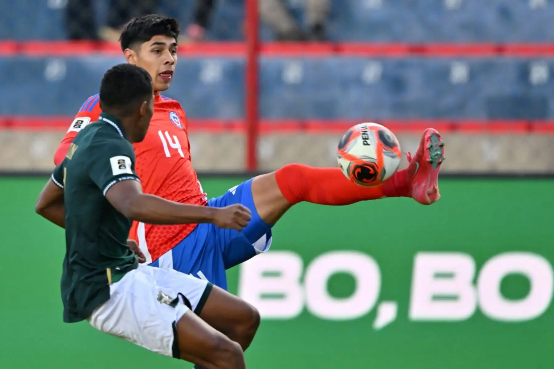 Bolivia supera 2-0 a Chile en El Alto con goles de Miguel Terceros y Enzo Monteiro, resultado que deja a la Roja fuera del Mundial 2026. La derrota golpea con fuerza al equipo dirigido por Ricardo Gareca, quien había anticipado que este partido era clave para su continuidad. El estratega argentino ahora enfrenta un panorama incierto tras unas eliminatorias para el olvido. Foto: ANDINA/AFP