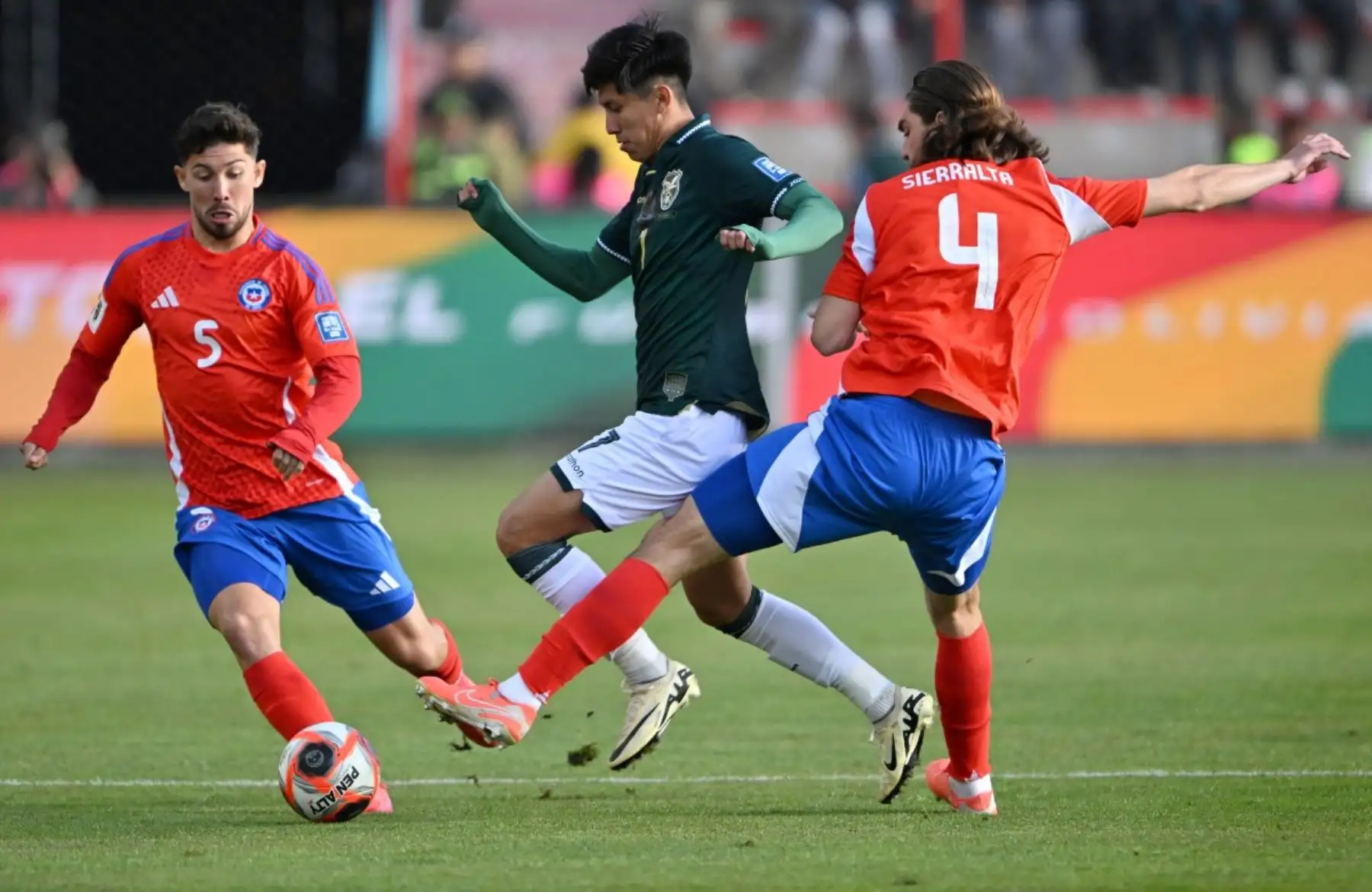 Bolivia supera 2-0 a Chile en El Alto con goles de Miguel Terceros y Enzo Monteiro, resultado que deja a la Roja fuera del Mundial 2026. La derrota golpea con fuerza al equipo dirigido por Ricardo Gareca, quien había anticipado que este partido era clave para su continuidad. El estratega argentino ahora enfrenta un panorama incierto tras unas eliminatorias para el olvido. Foto: ANDINA/AFP