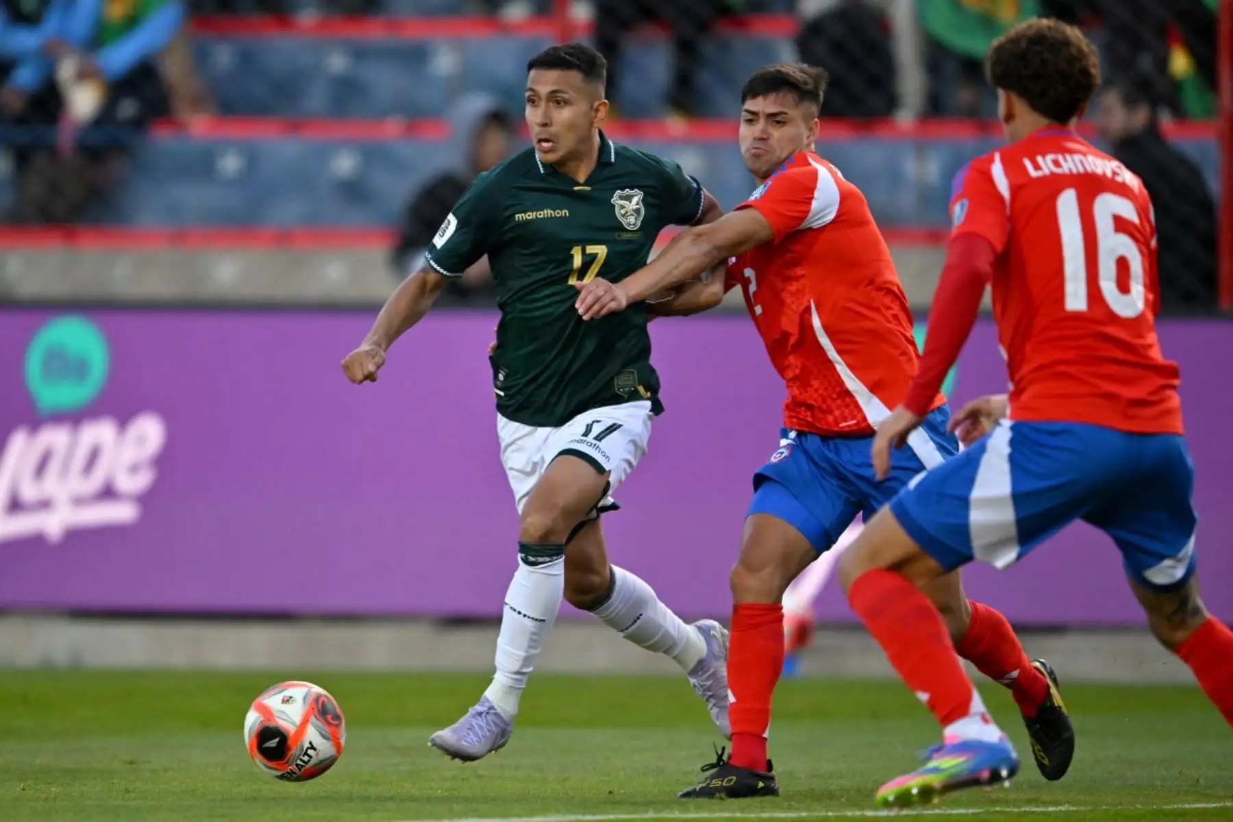 Bolivia supera 2-0 a Chile en El Alto con goles de Miguel Terceros y Enzo Monteiro, resultado que deja a la Roja fuera del Mundial 2026. La derrota golpea con fuerza al equipo dirigido por Ricardo Gareca, quien había anticipado que este partido era clave para su continuidad. El estratega argentino ahora enfrenta un panorama incierto tras unas eliminatorias para el olvido. Foto: ANDINA/AFP
