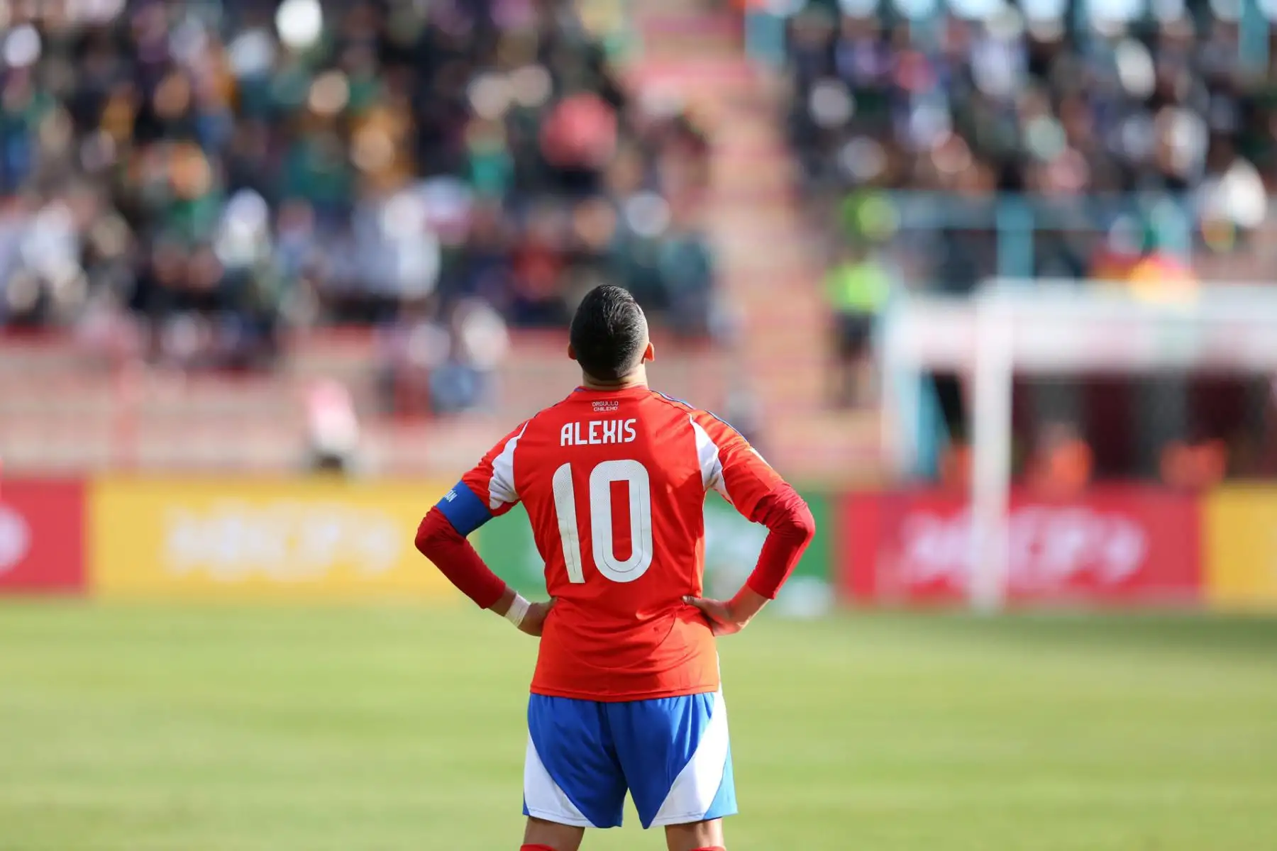 Bolivia supera 2-0 a Chile en El Alto con goles de Miguel Terceros y Enzo Monteiro, resultado que deja a la Roja fuera del Mundial 2026. La derrota golpea con fuerza al equipo dirigido por Ricardo Gareca, quien había anticipado que este partido era clave para su continuidad. El estratega argentino ahora enfrenta un panorama incierto tras unas eliminatorias para el olvido. Foto: ANDINA/EFE